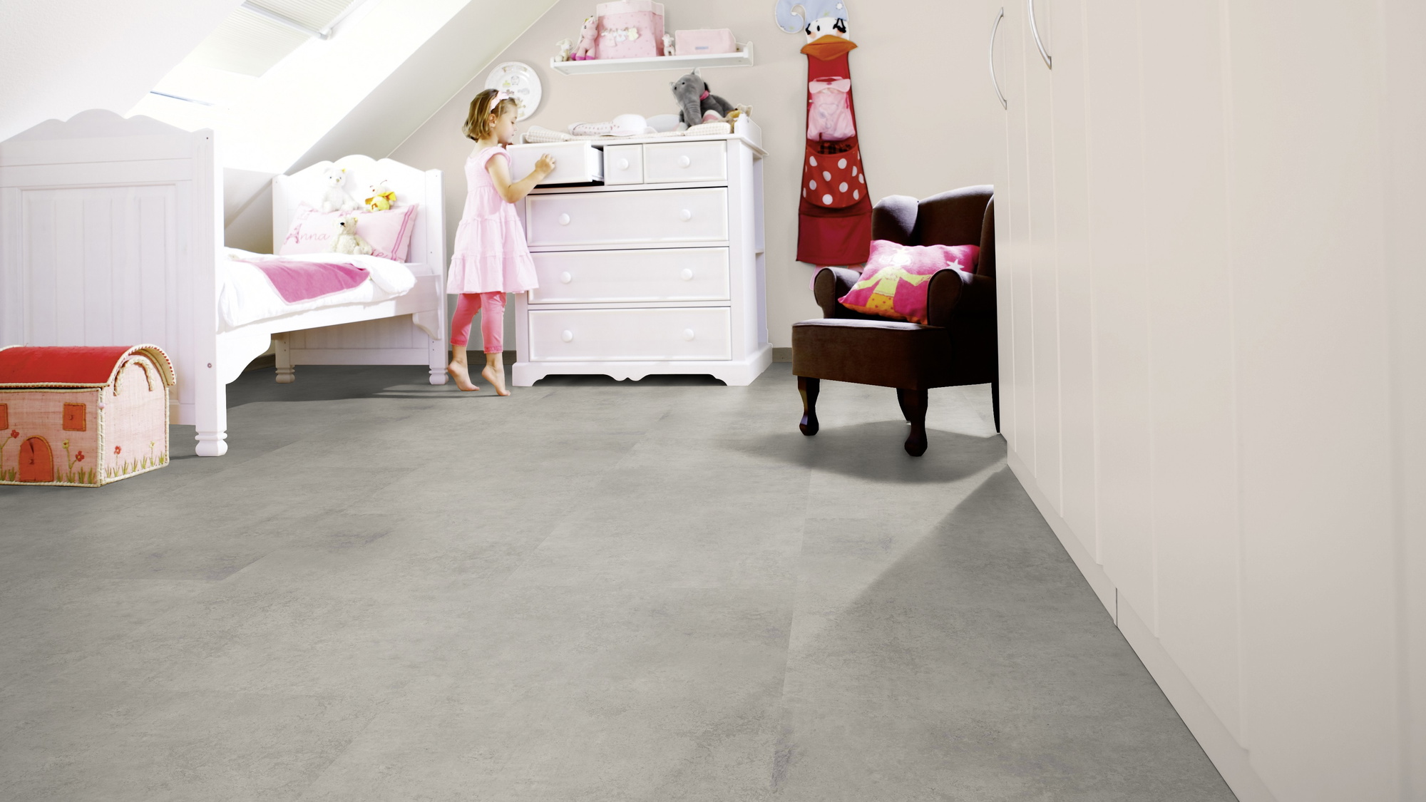 Milieubild Kinderzimmer mit weißer Kommode - wineo PL15407SXL