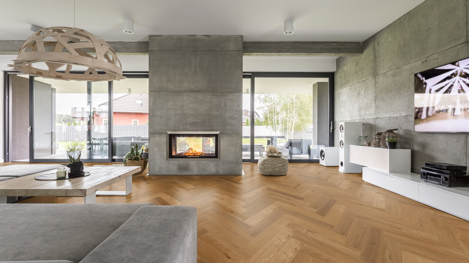 Milieubild Wohnzimmer mit Kamin und Betonwänden - Thede & Witte 52MSÖNF15EI50