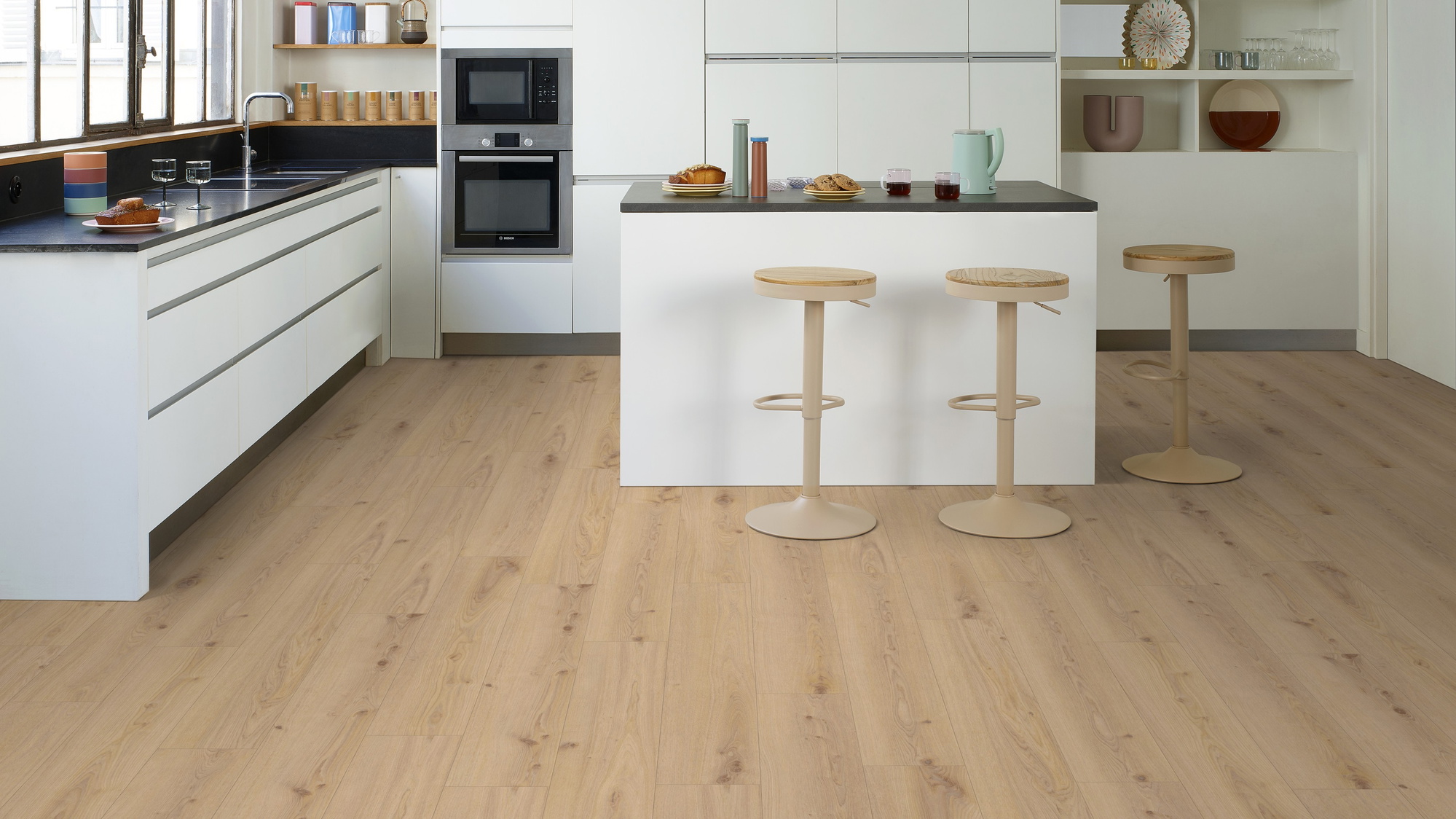 Milieubild Moderne Küche mit Küchenblock - Tarkett Klebe-Vinyl Essence 30 Primary Oak Beige Milieubild Moderne Küche mit Küchenblock - Tarkett 260055003