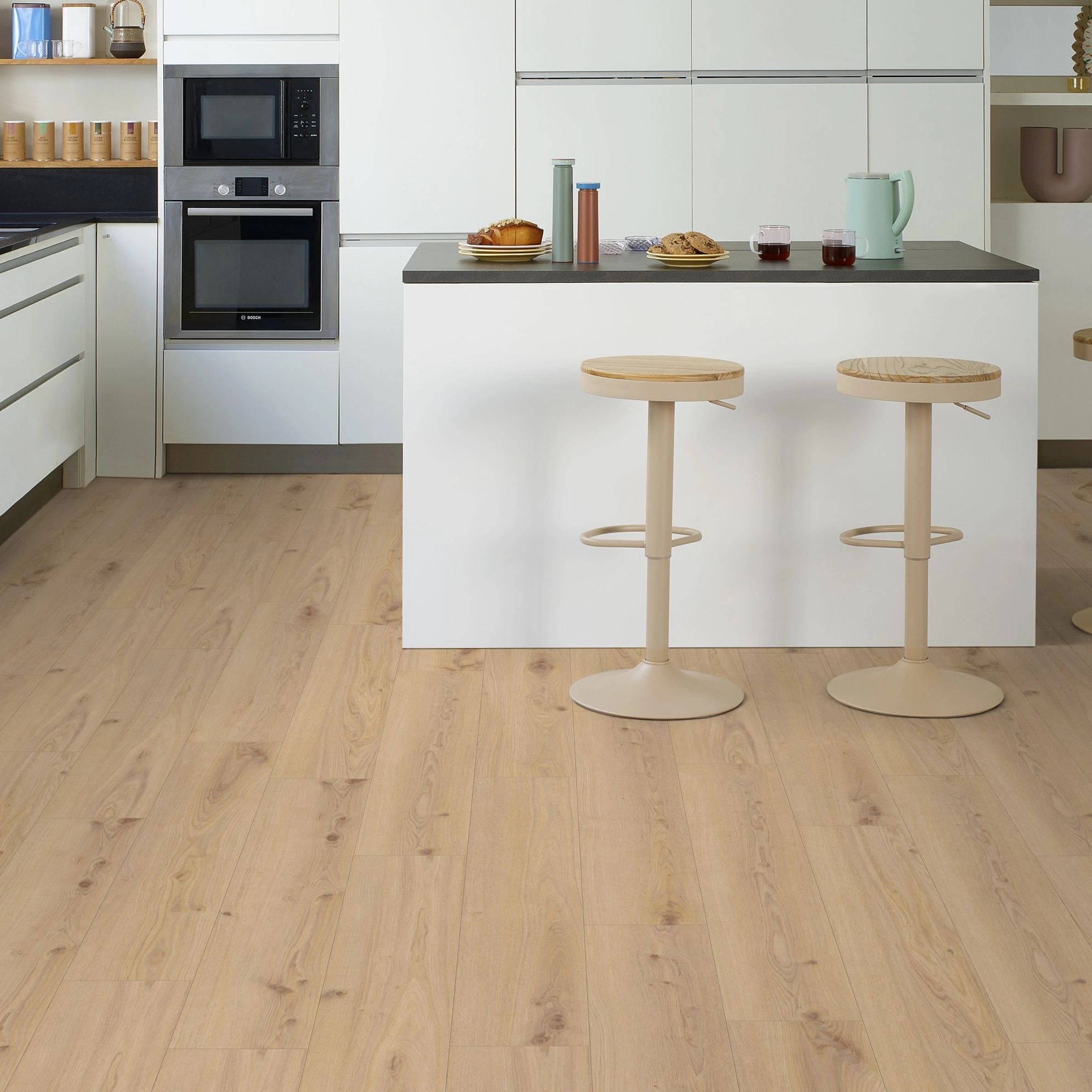 Milieubild Moderne Küche mit Küchenblock - Tarkett Klebe-Vinyl Essence 30 Primary Oak Beige Milieubild Moderne Küche mit Küchenblock - Tarkett 260055003