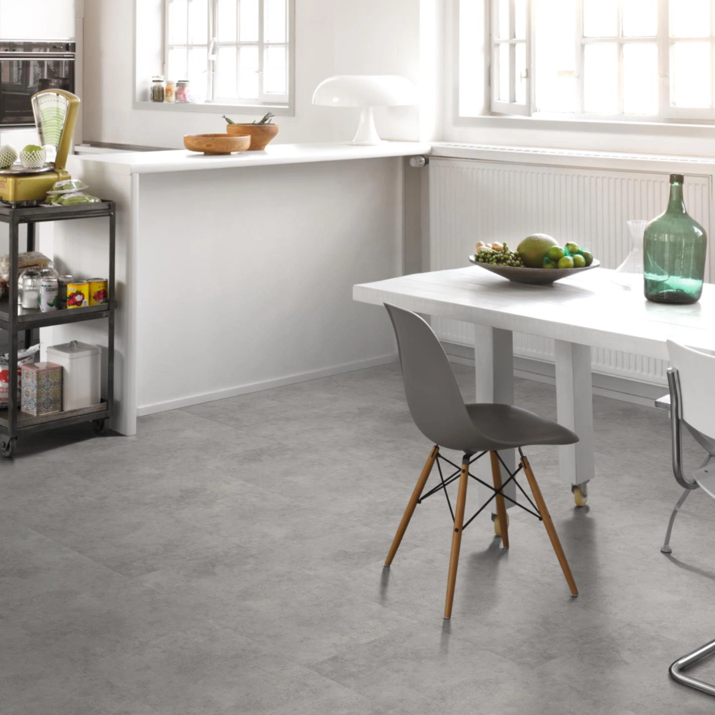 Milieubild Küche mit Essbereich - Parador Klebe-Vinyl Trendtime 5 Dryback Beton grau Milieubild Küche mit Essbereich - Parador 1750853