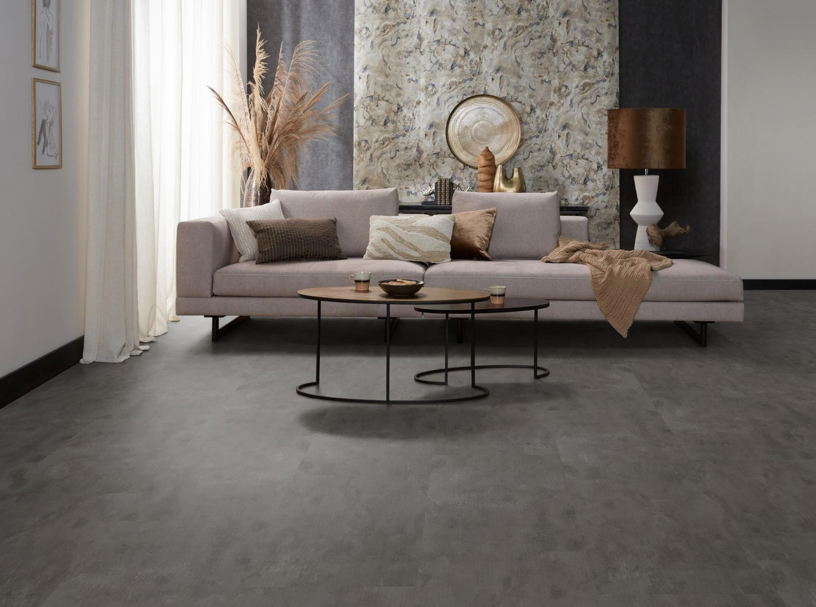 Milieubild Modernes, freundliches Wohnzimmer mit Sofa und Wandtapete - nexflor NXF-51030-002