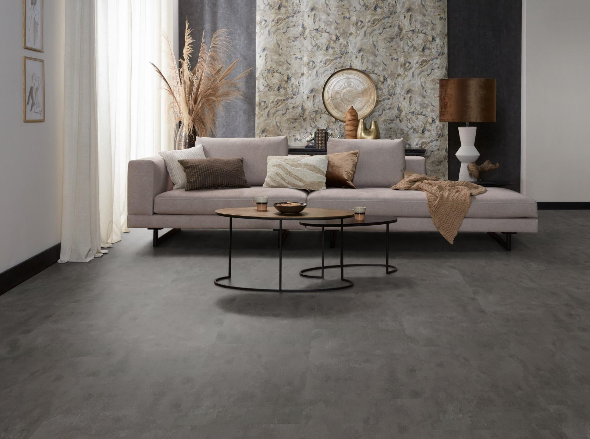 Milieubild Modernes, freundliches Wohnzimmer mit Sofa und Wandtapete - nexflor NXF-51030-002