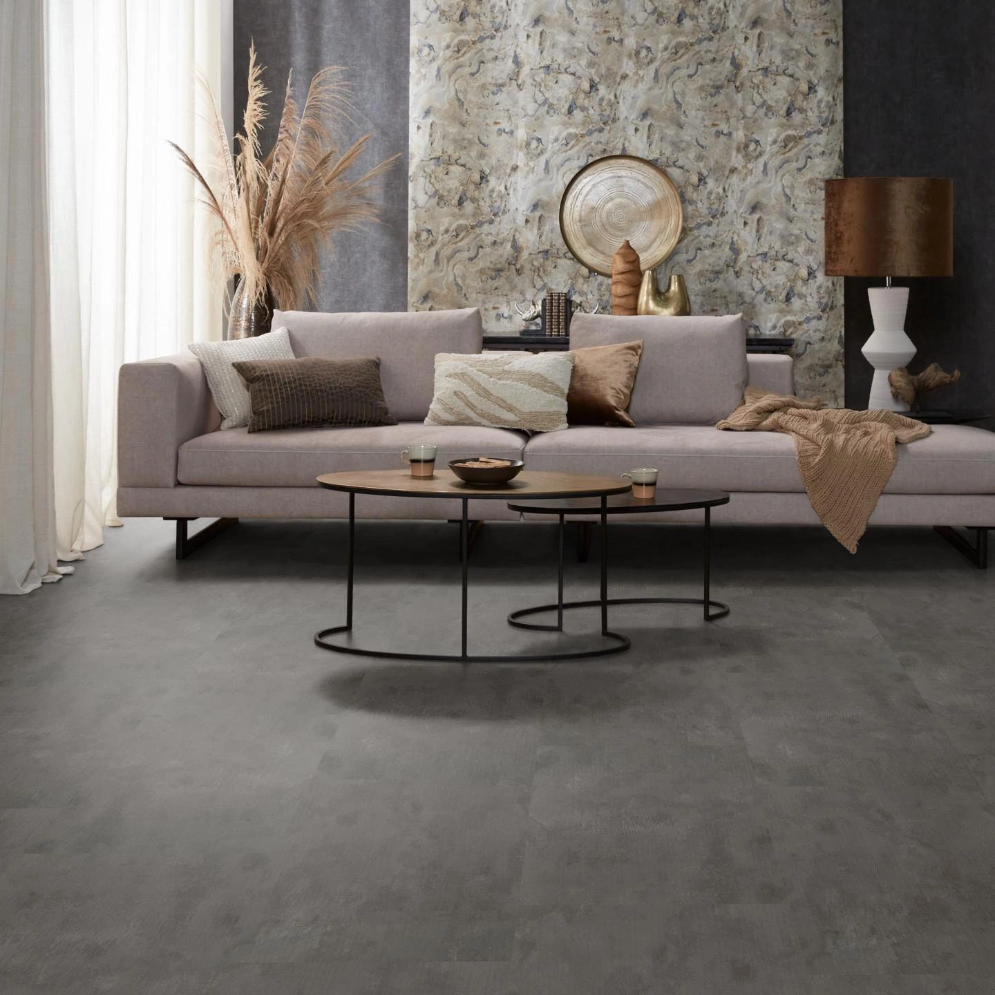 Milieubild Modernes, freundliches Wohnzimmer mit Sofa und Wandtapete - nexflor Klebe-Vinyl Oreios Collection Athos Milieubild Modernes, freundliches Wohnzimmer mit Sofa und Wandtapete - nexflor NXF-51030-002