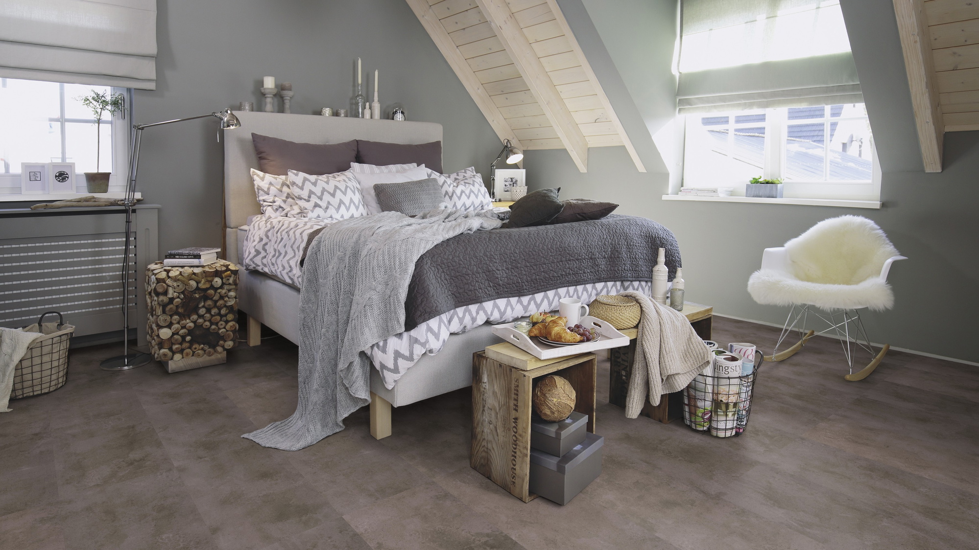 Milieubild Schlafzimmer im modernen Dachgeschoss - wineo HDF Klick-Bioboden PURLINE wineo 1000 stone L Urban Concrete Steel Milieubild Schlafzimmer im modernen Dachgeschoss - wineo MLP319R