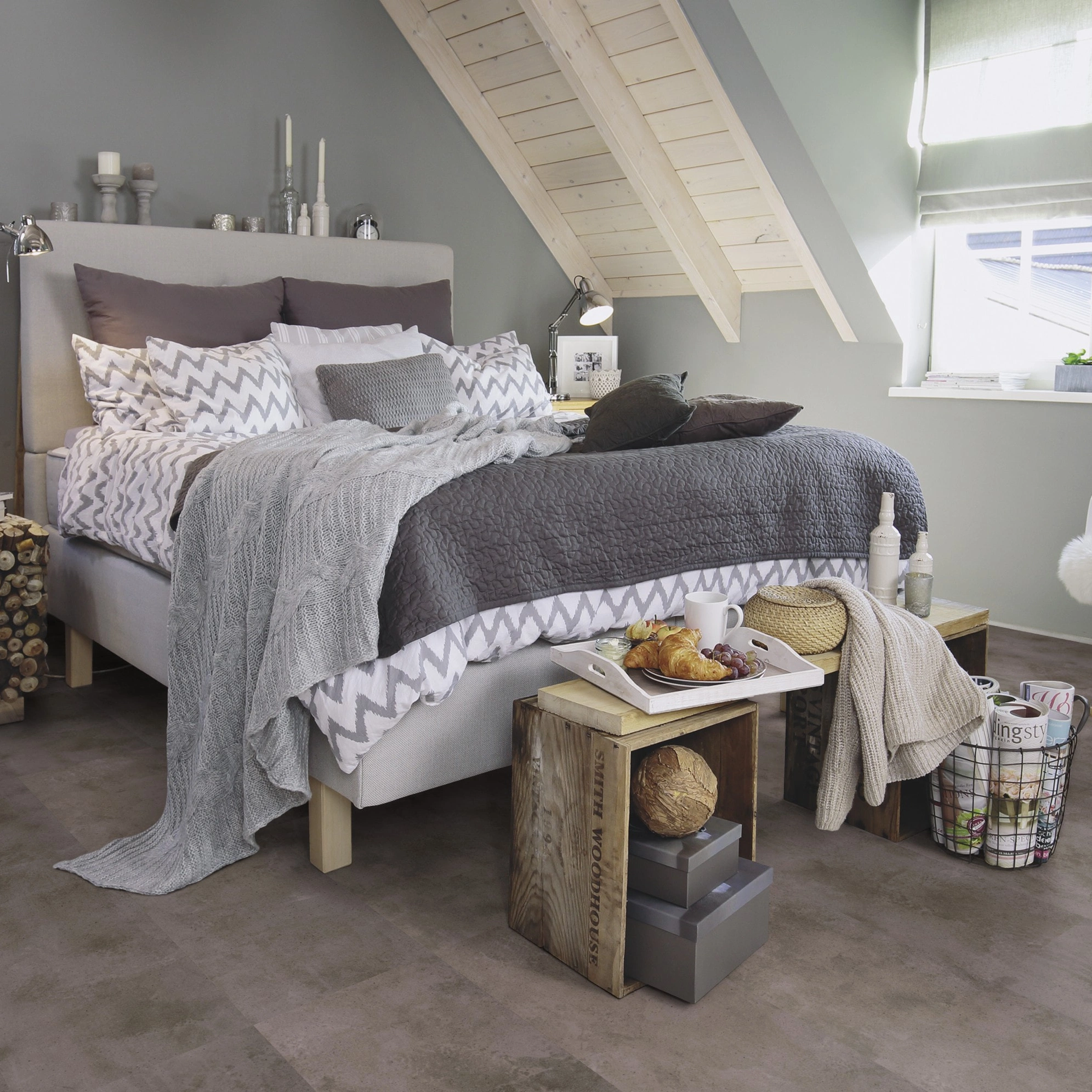 Milieubild Schlafzimmer im modernen Dachgeschoss - wineo HDF Klick-Bioboden PURLINE wineo 1000 stone L Urban Concrete Steel Milieubild Schlafzimmer im modernen Dachgeschoss - wineo MLP319R