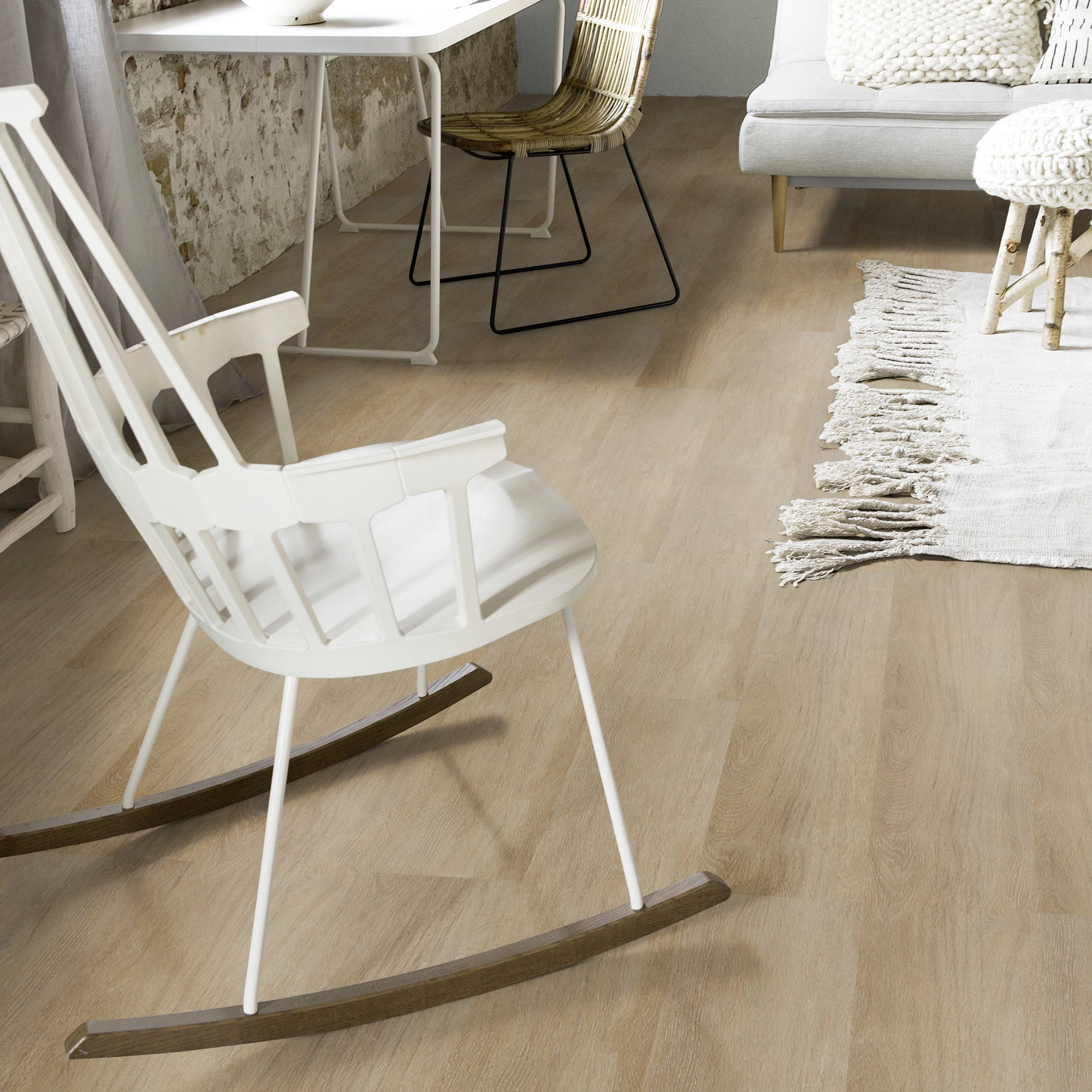 Milieubild Wohnzimmer mit Schaukelstuhl im skandinavischen Stil - Forbo Flooring Klebe-Vinyl Enduro Dryback Wood Golden Oak Milieubild Wohnzimmer mit Schaukelstuhl im skandinavischen Stil - Forbo Flooring 217622