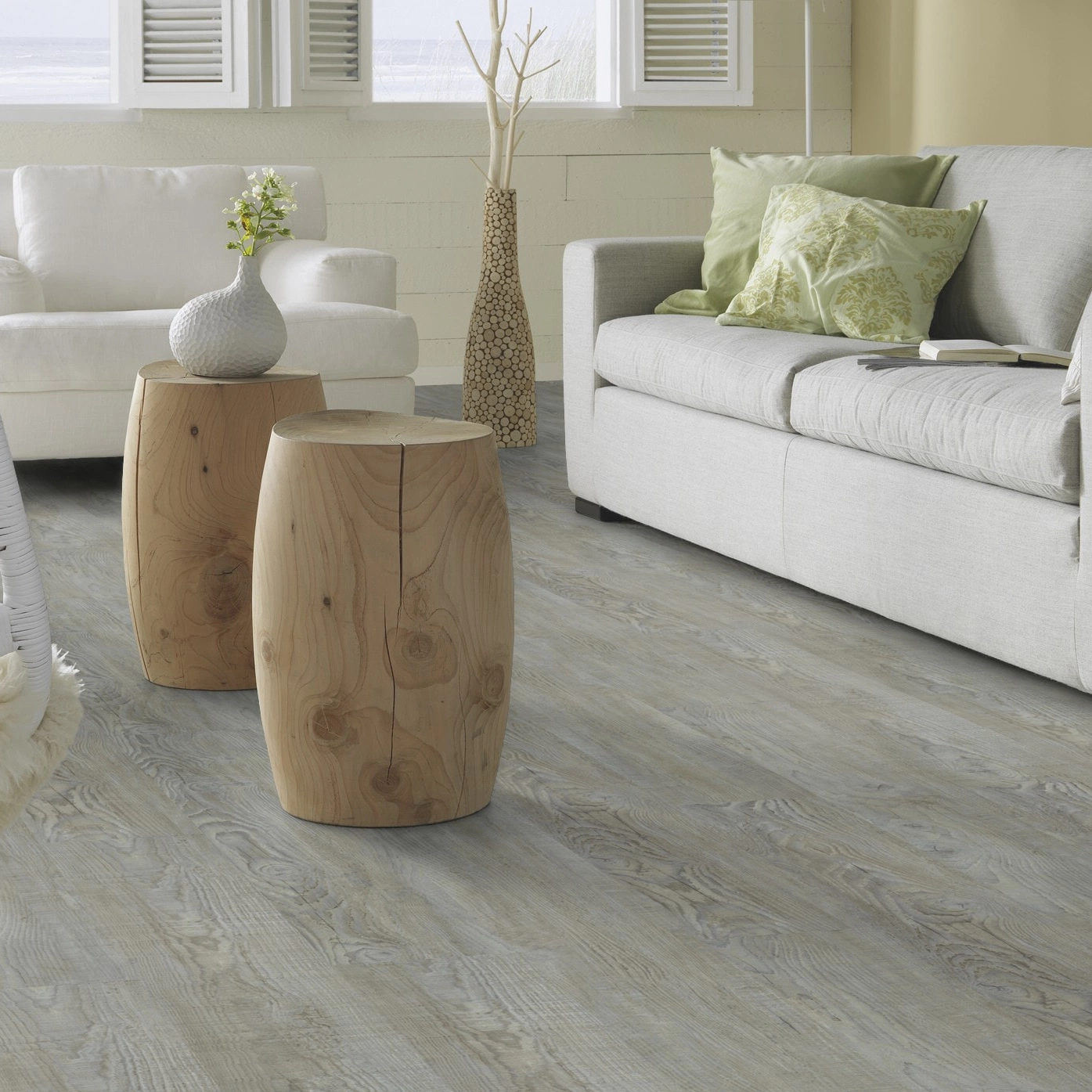 Milieubild Modernes, freundliches Wohnzimmer mit Sofa - Forbo Flooring Klebe-Vinyl Enduro Dryback Wood Steamed Pine Milieubild Modernes, freundliches Wohnzimmer mit Sofa - Forbo Flooring 217636