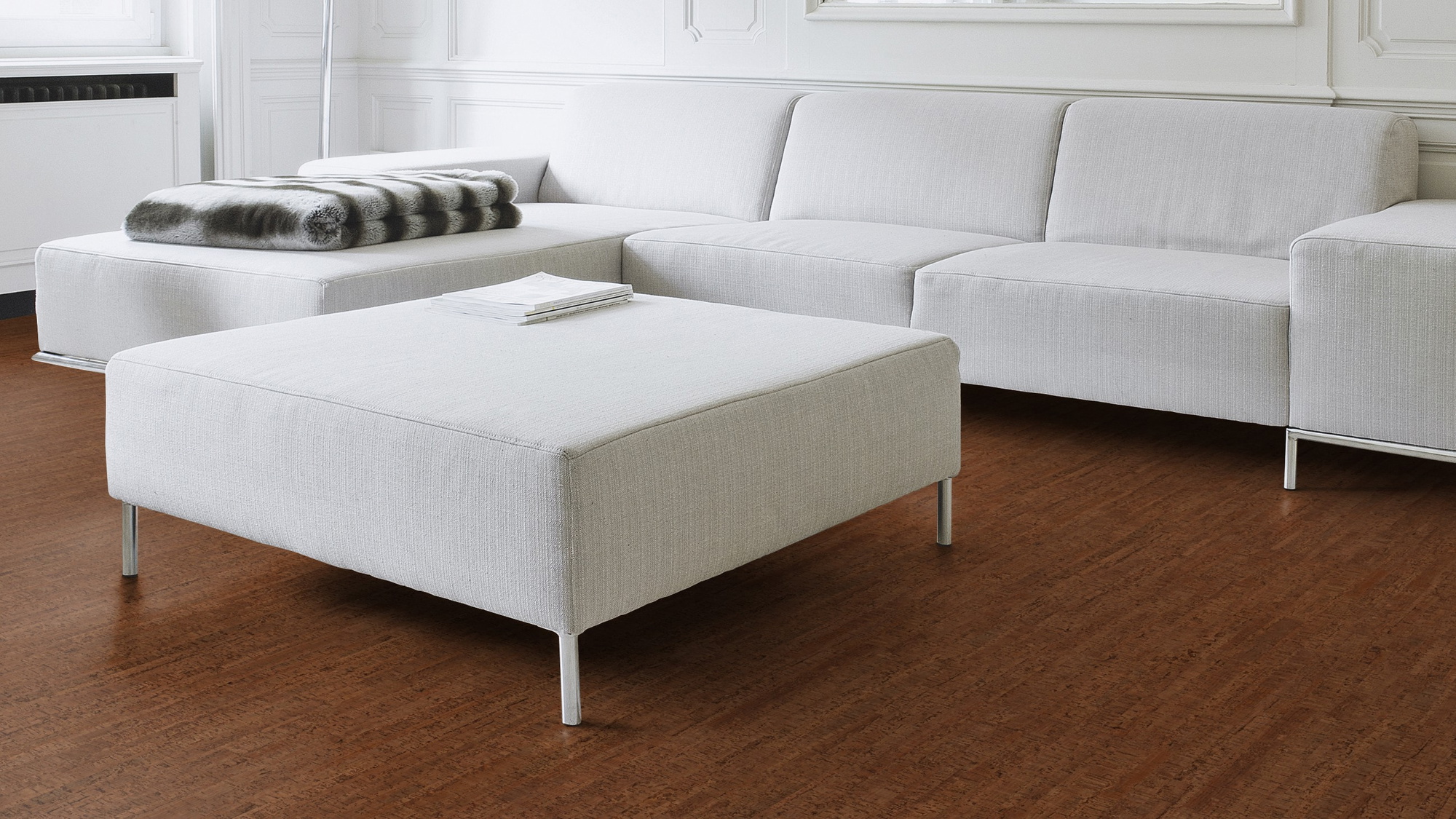 Milieubild Wohnzimmer mit Couch - Nahansicht - Wicanders Wise HDF Klick-Korkboden cork Go Allure Milieubild Wohnzimmer mit Couch - Nahansicht - Wicanders Wise 80001638