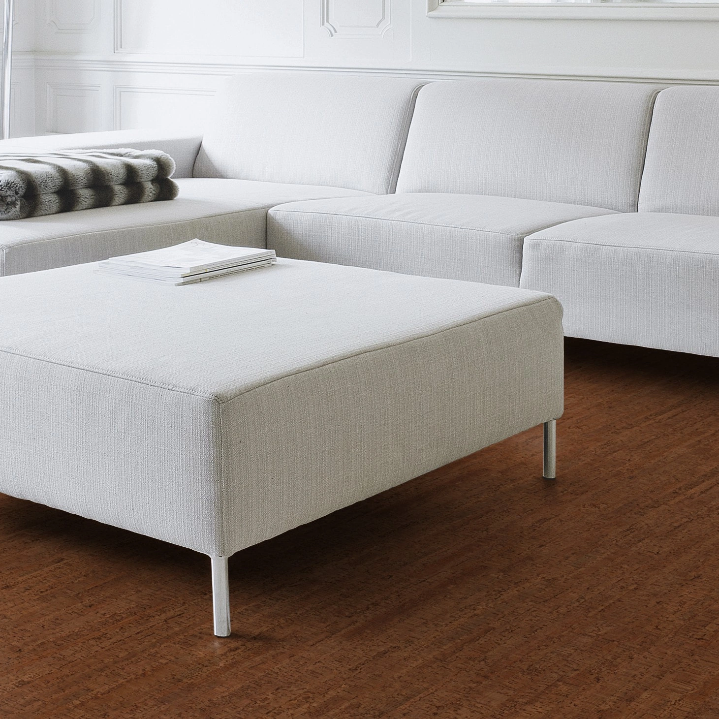 Milieubild Wohnzimmer mit Couch - Nahansicht - Wicanders Wise HDF Klick-Korkboden cork Go Allure Milieubild Wohnzimmer mit Couch - Nahansicht - Wicanders Wise 80001638