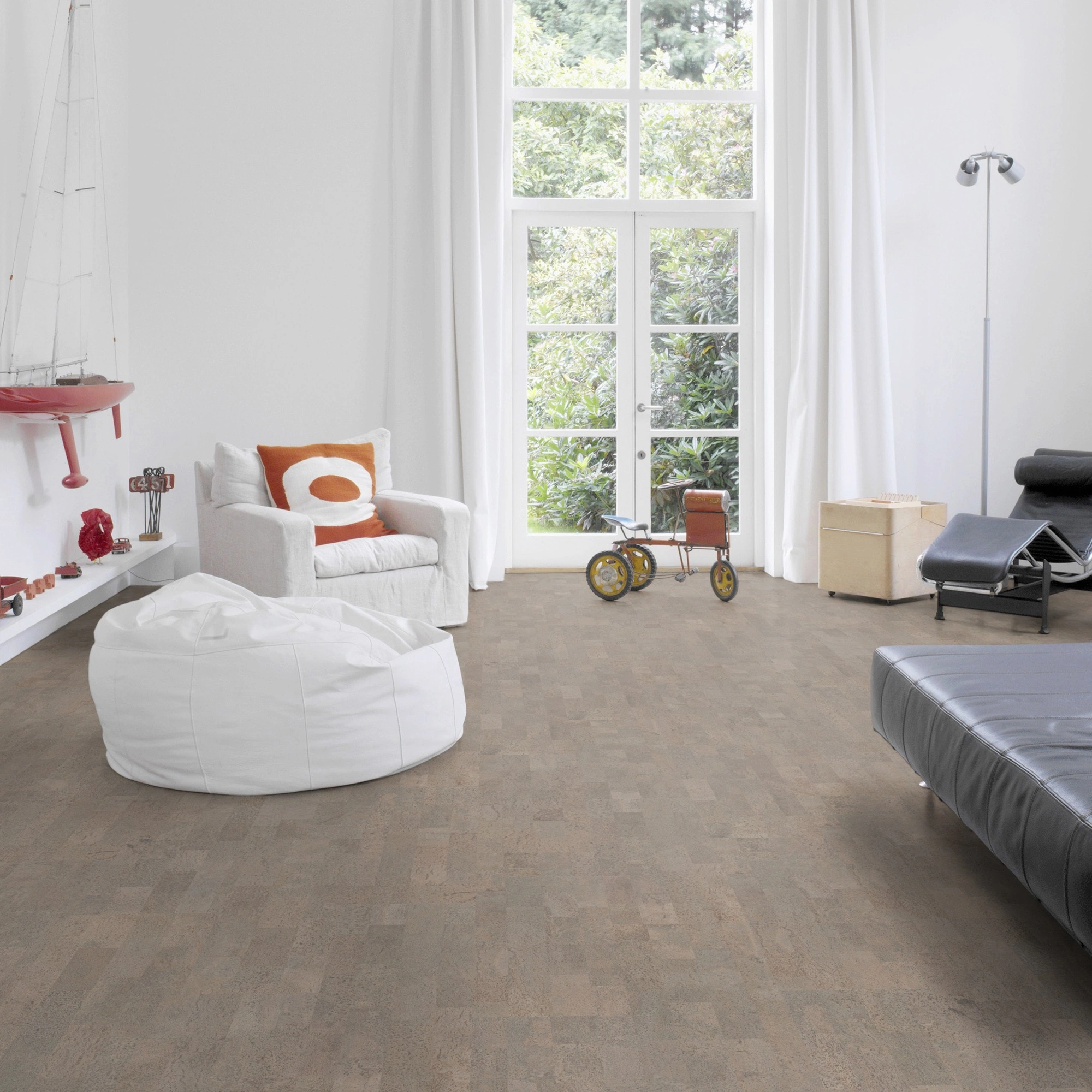 Milieubild Altbau-Wohnzimmer mit Kamin - Wicanders Wise HDF Klick-Korkboden cork Essence Identity Silver Milieubild Altbau-Wohnzimmer mit Kamin - Wicanders Wise 80001652