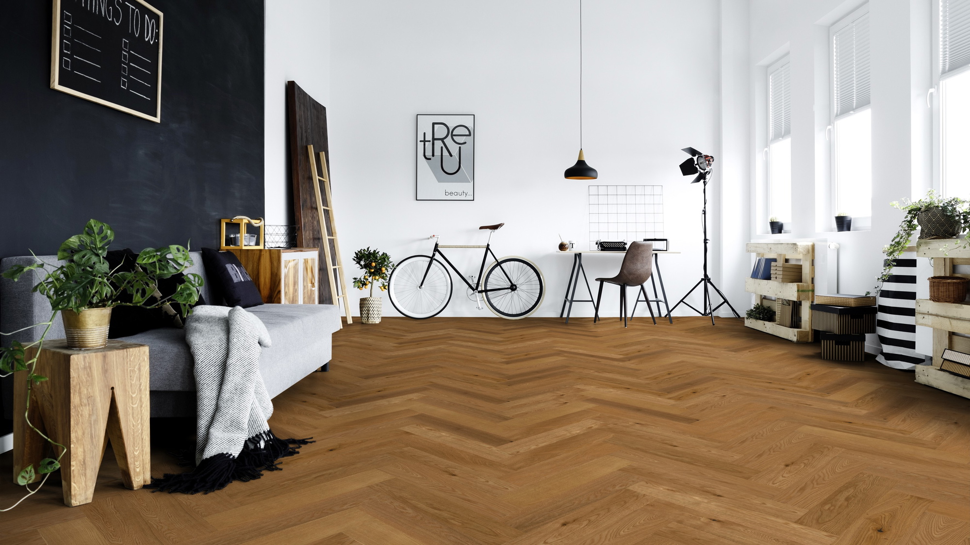 Milieubild Junges Wohnzimmer mit Sofa und Rennrad - Thede & Witte Parkett Maxistab Eiche Milieubild Junges Wohnzimmer mit Sofa und Rennrad - Thede & Witte 52MSÖNF15EI50