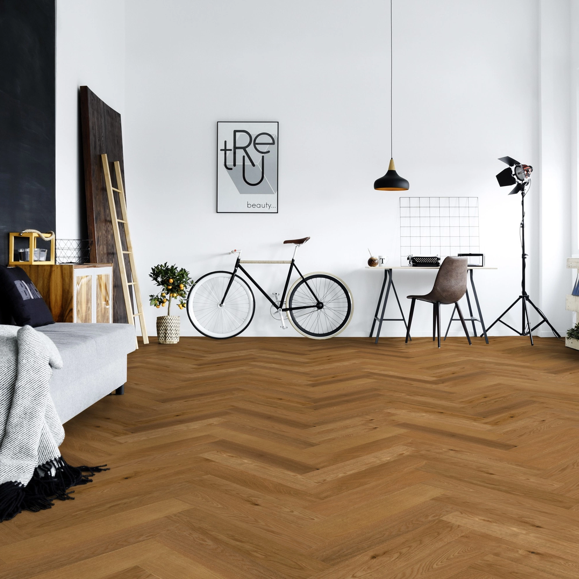 Milieubild Junges Wohnzimmer mit Sofa und Rennrad - Thede & Witte Parkett Maxistab Eiche Milieubild Junges Wohnzimmer mit Sofa und Rennrad - Thede & Witte 52MSÖNF15EI50