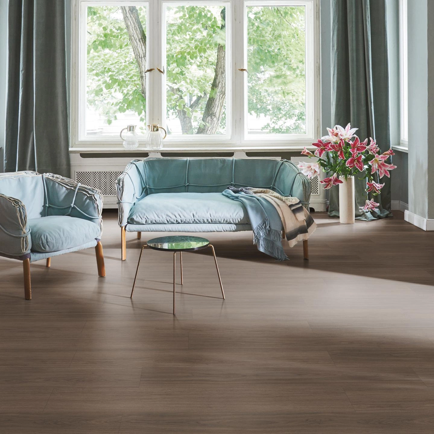 Milieubild Wohnzimmer in Stadtwohnung - Parador HDF Klick-Designboden Modular ONE Eiche Artemis kaffeebraun Milieubild Wohnzimmer in Stadtwohnung - Parador 1748719