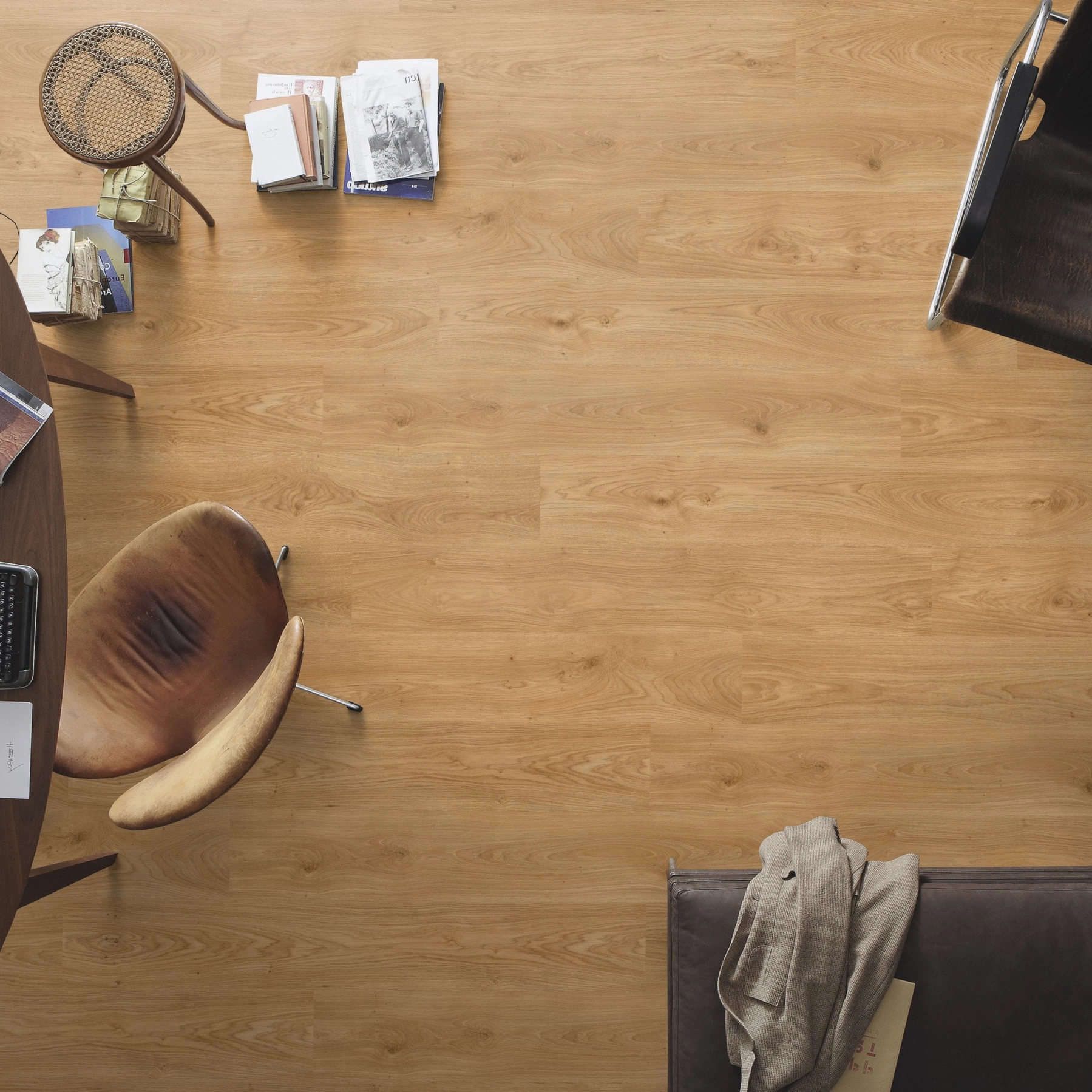 Milieubild Büro mit ovalem Tisch - Draufsicht - MEISTER Laminat LC 150 Ufereiche honig Milieubild Büro mit ovalem Tisch - Draufsicht - MEISTER 600014-1288198-07127