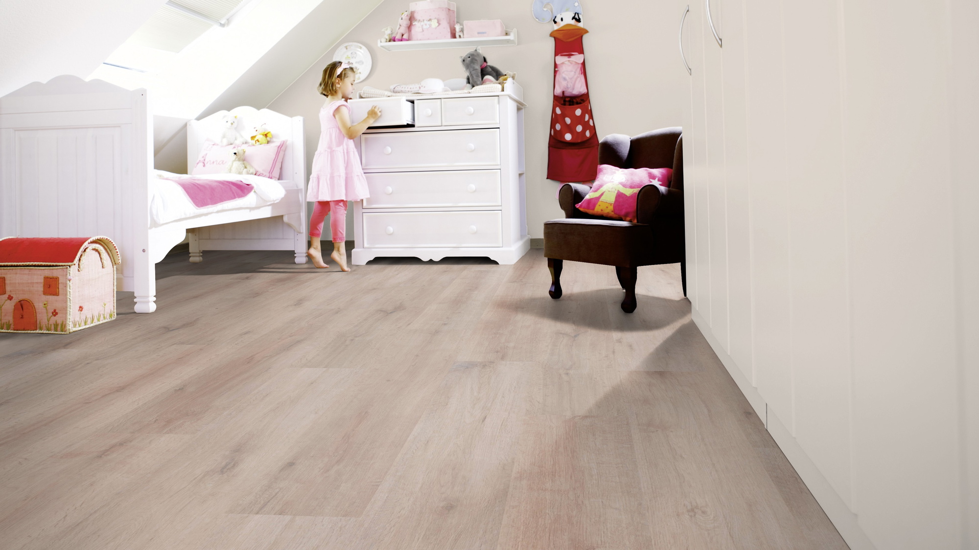 Milieubild Kinderzimmer mit weißer Kommode - wineo HDF Klick-Bioboden PURLINE wineo 1000 wood XL Rustic Oak Taupe Milieubild Kinderzimmer mit weißer Kommode - wineo MLP313R