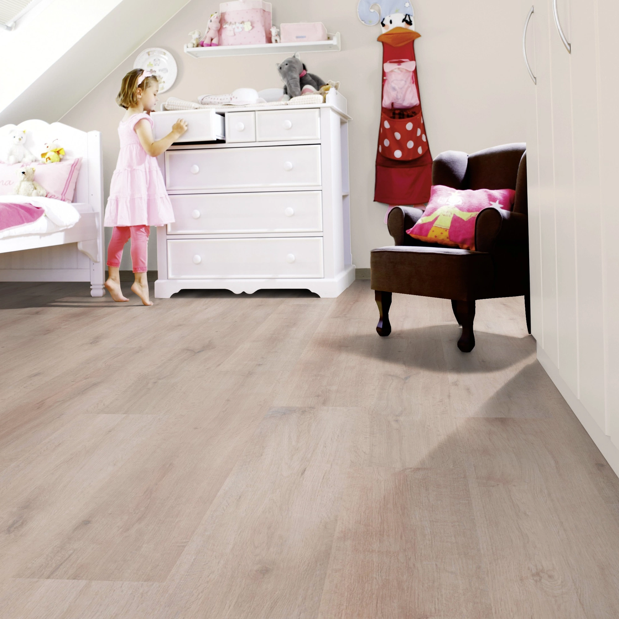 Milieubild Kinderzimmer mit weißer Kommode - wineo HDF Klick-Bioboden PURLINE wineo 1000 wood XL Rustic Oak Taupe Milieubild Kinderzimmer mit weißer Kommode - wineo MLP313R