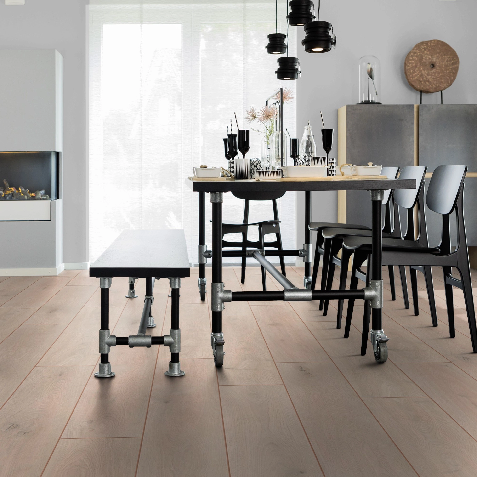 Milieubild Esszimmer mit Kamin - wineo Klebe-Bioboden PURLINE wineo 1000 wood XL Noble Oak Powder Milieubild Esszimmer mit Kamin - wineo PL309R
