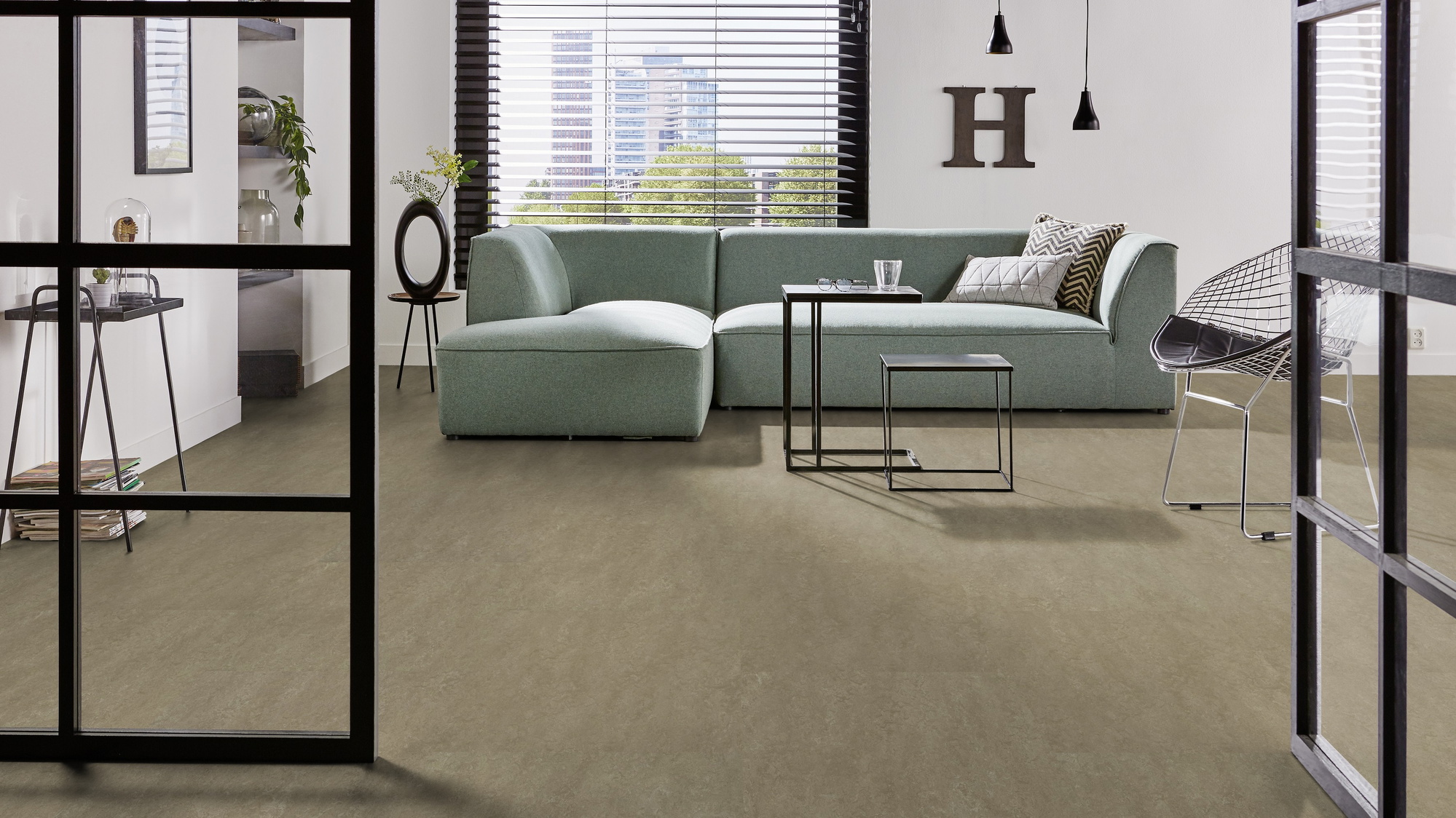 Milieubild Modernes Wohnzimmer mit mintgrünem Sofa - Forbo Flooring Marmoleum Modular Neutral Sparrow Milieubild Modernes Wohnzimmer mit mintgrünem Sofa - Forbo Flooring 255284