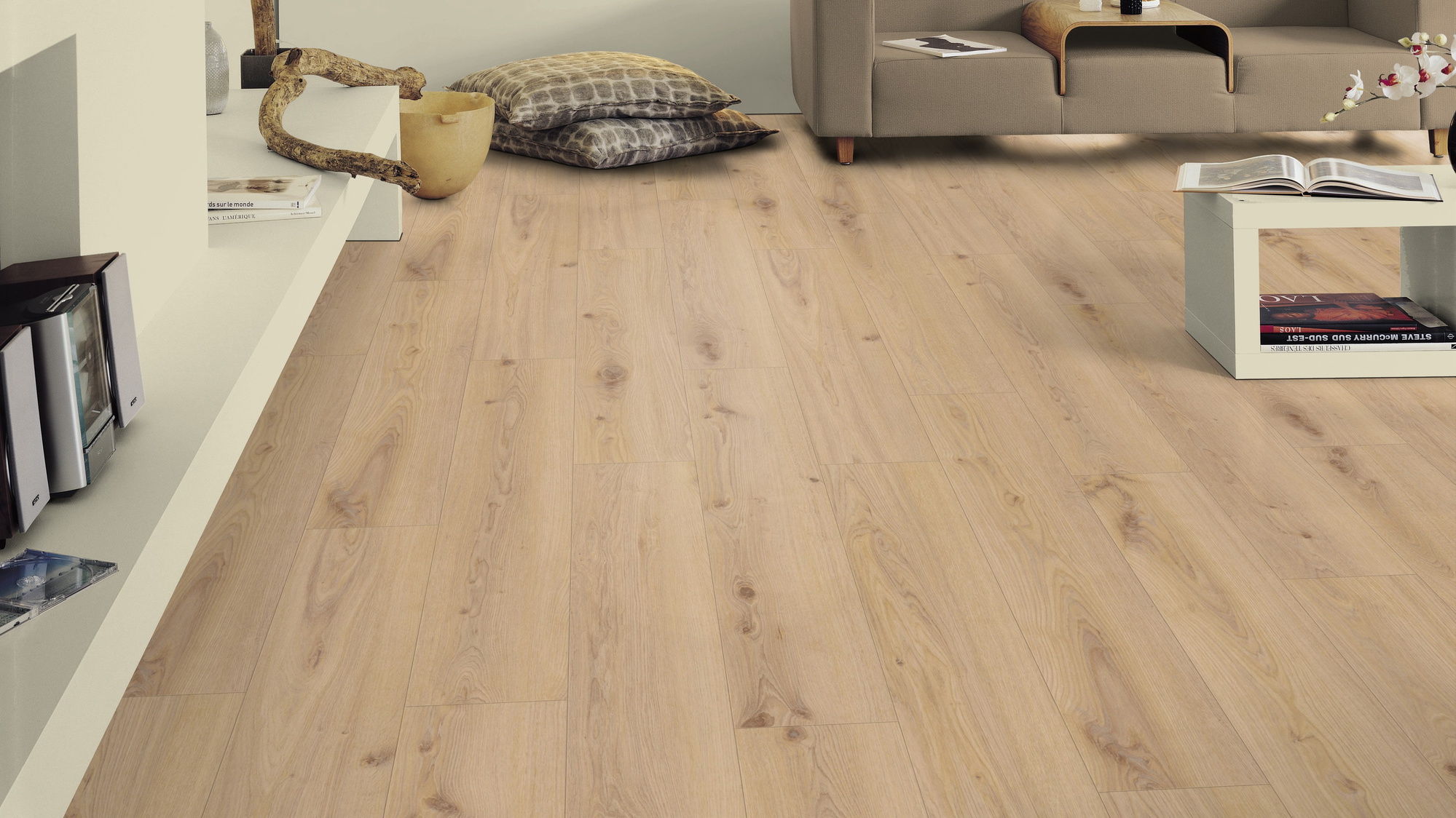 Milieubild Wohnzimmer mit Sideboard - Tarkett Rigid Klick-Vinyl Essence Rigid 55 Primary Oak Beige Milieubild Wohnzimmer mit Sideboard - Tarkett 260030003