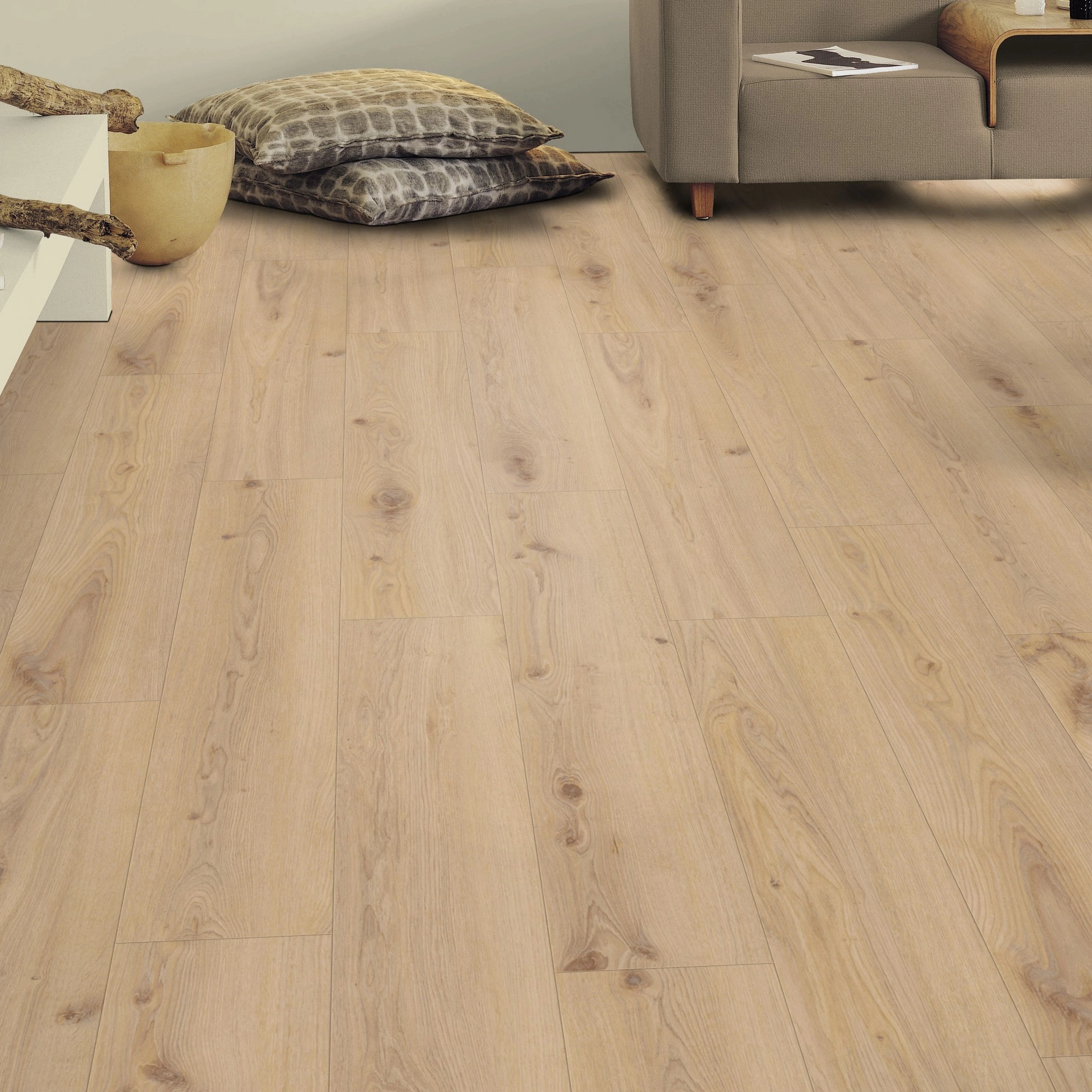 Milieubild Wohnzimmer mit Sideboard - Tarkett Rigid Klick-Vinyl Essence Rigid 55 Primary Oak Beige Milieubild Wohnzimmer mit Sideboard - Tarkett 260030003