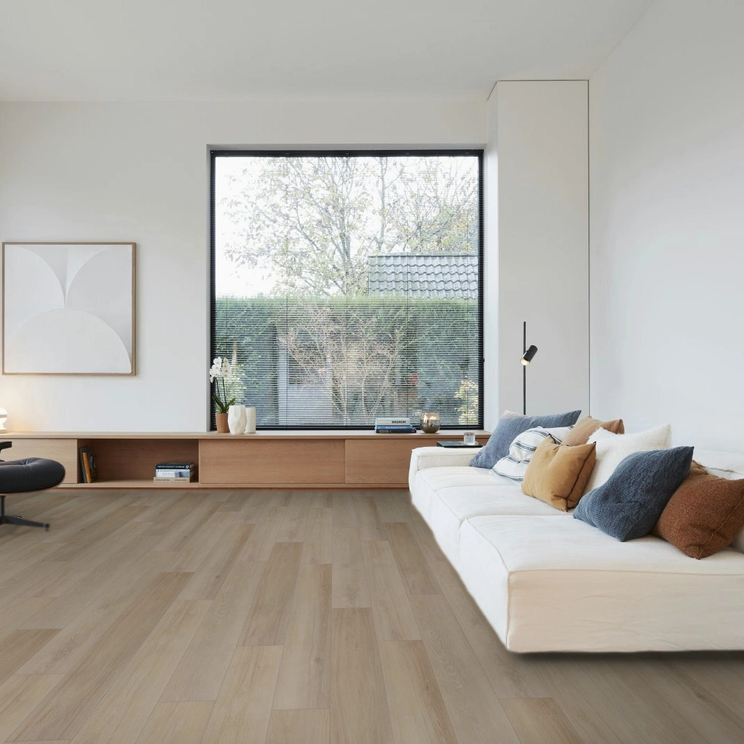 Milieubild Großräumiges Wohnzimmer mit Couch - BerryAlloc Klebe-Vinyl Zenn Gluedown 30 Sorrento Milieubild Großräumiges Wohnzimmer mit Couch - BerryAlloc 60002217
