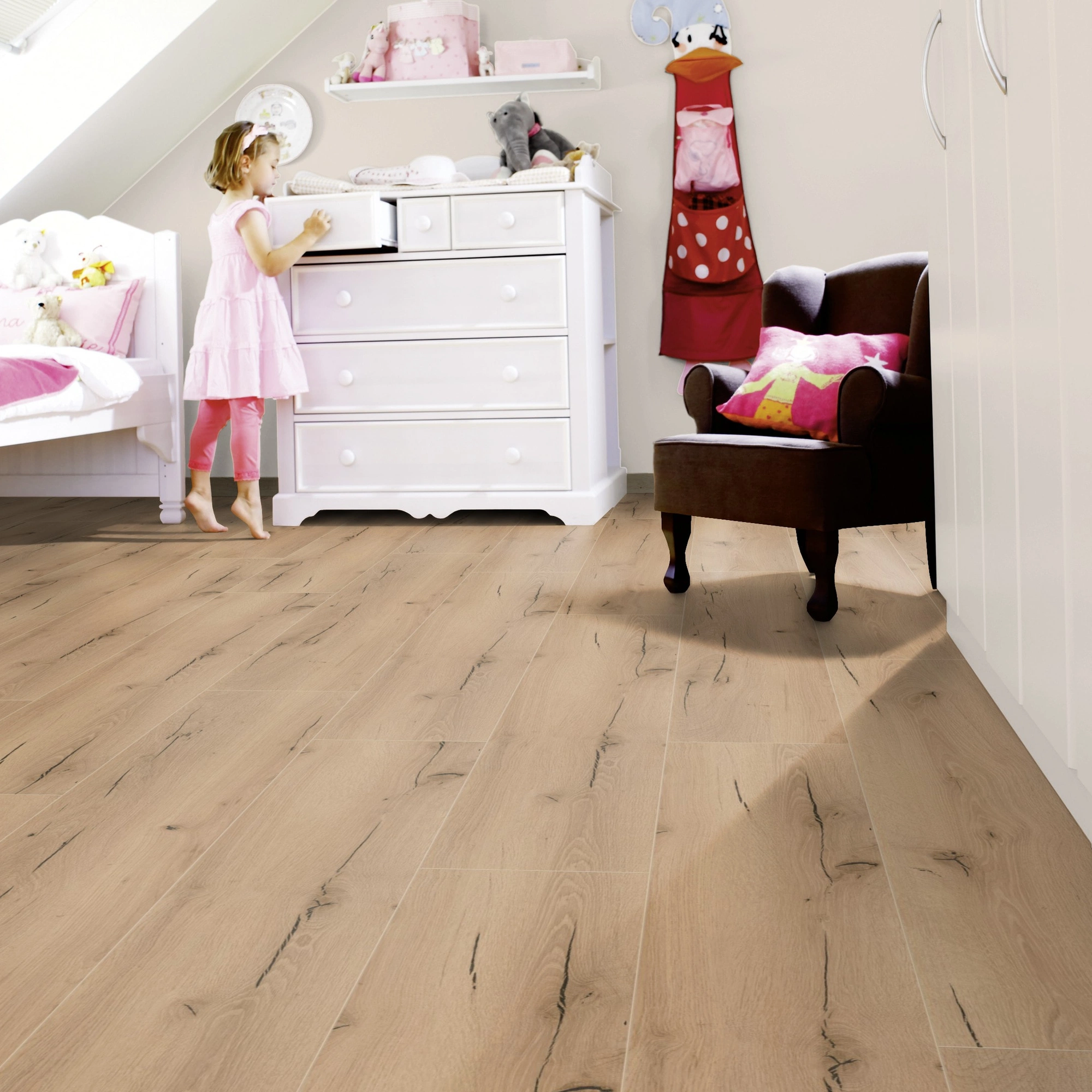 Milieubild Kinderzimmer mit weißer Kommode - wineo Klebe-Bioboden PURLINE wineo 1200 wood XL Announcing Fritz Milieubild Kinderzimmer mit weißer Kommode - wineo PL271R