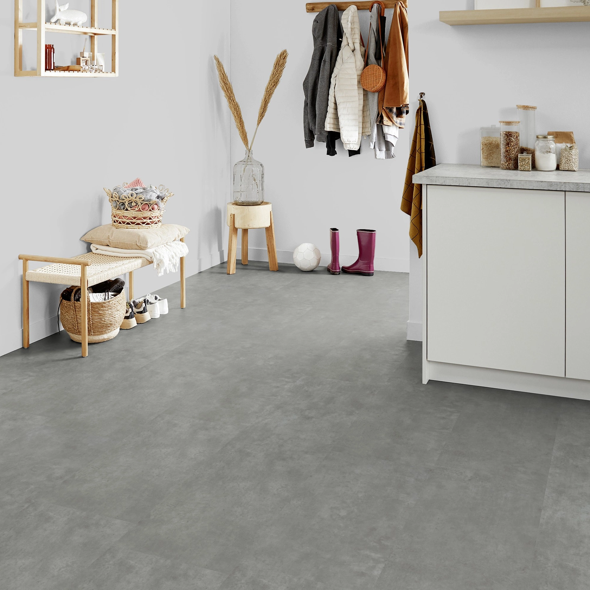 Milieubild Kompakte Küchenzeile im offenen Wohnbereich - Forbo Flooring Klebe-Vinyl Enduro Dryback Material Light Concrete Milieubild Kompakte Küchenzeile im offenen Wohnbereich - Forbo Flooring 217637
