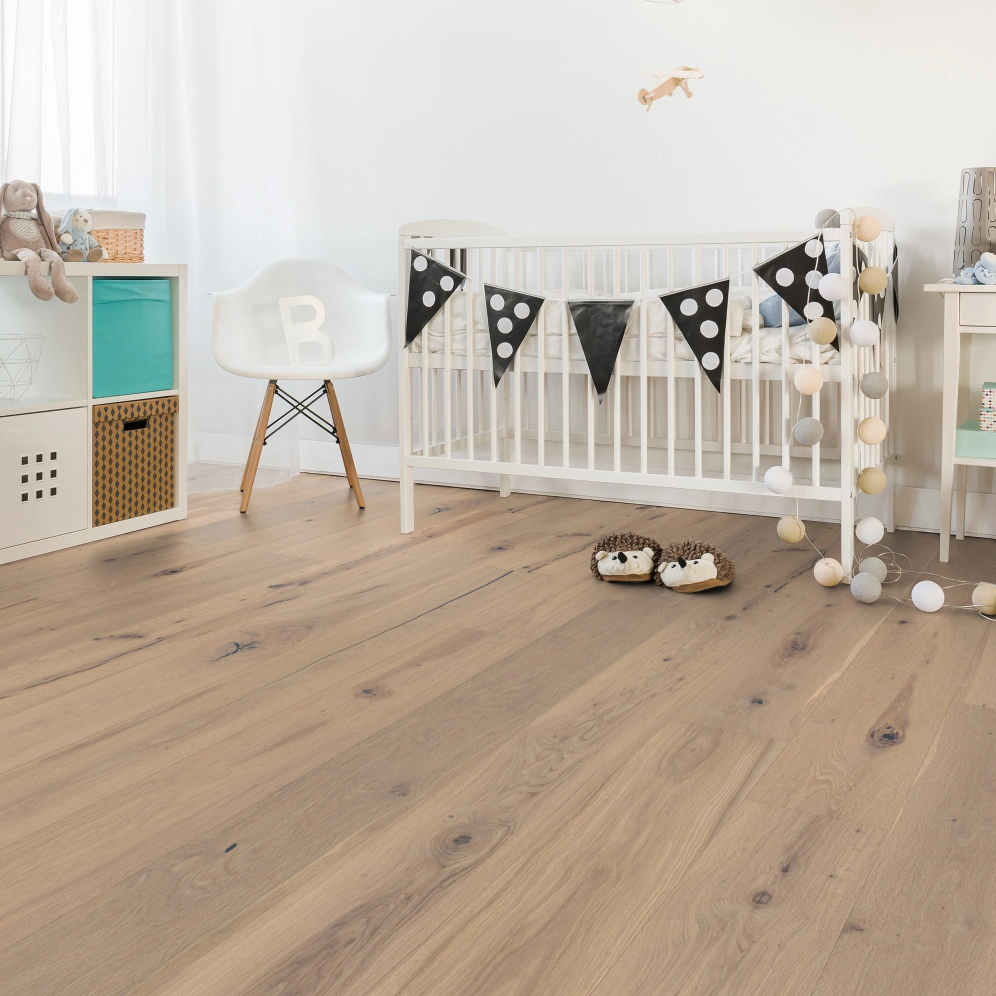 Milieubild Kinderzimmer mit weißer Krippe - Wicanders Wise Parkett Essential Bremen Milieubild Kinderzimmer mit weißer Krippe - Wicanders Wise 82000875