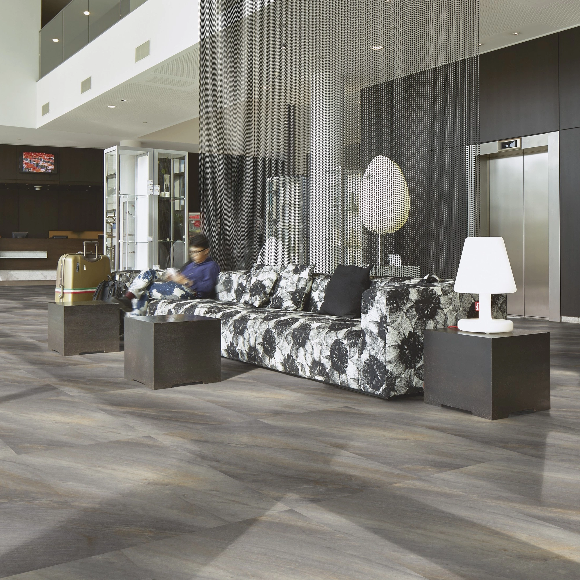 Milieubild Hotellobby mit Rezeption - Forbo Flooring Klebe-Vinyl Allura Dryback 0.55 Material Warm Natural Stone Milieubild Hotellobby mit Rezeption - Forbo Flooring 243669