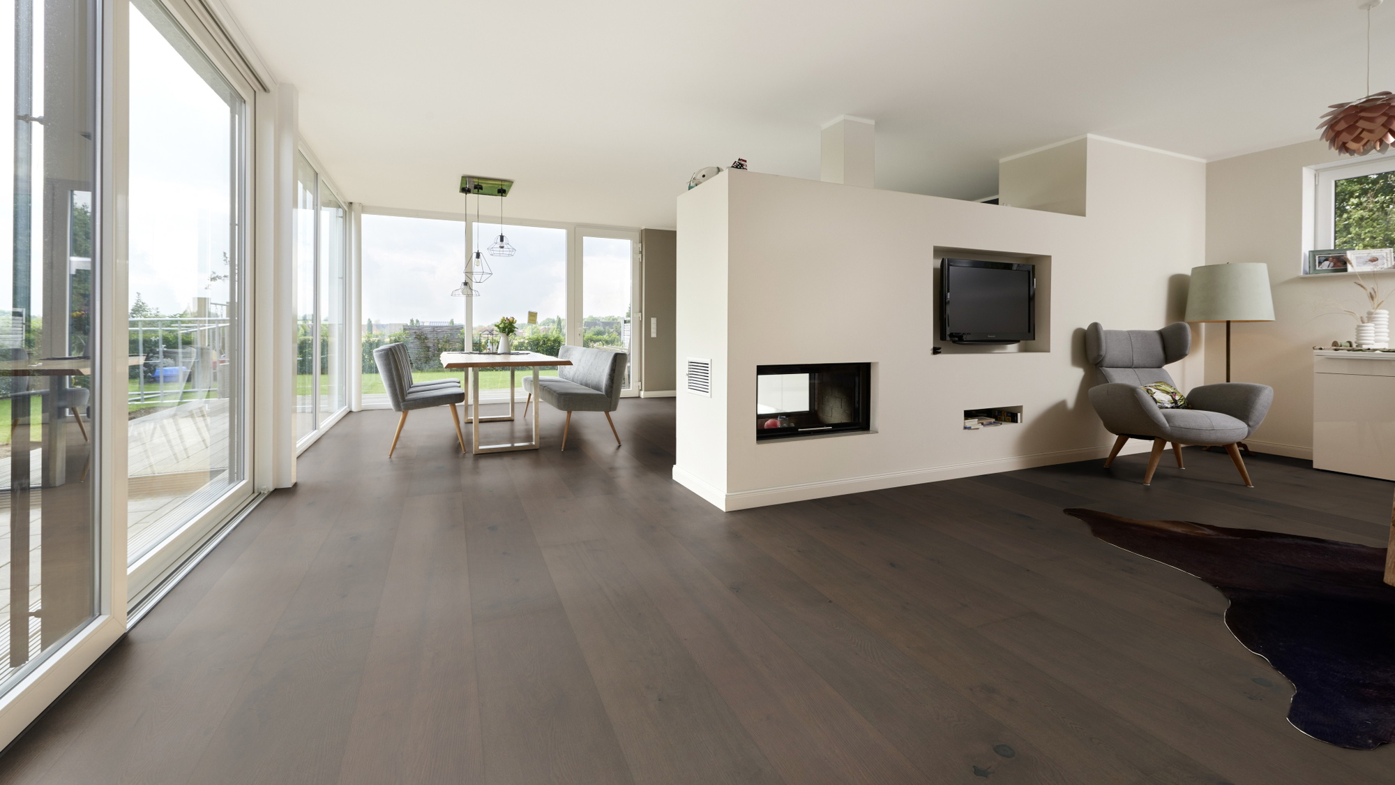 Milieubild Wohnzimmer mit Essbereich und Kamin - ter Hürne Holzboden Hywood EVO Noblesse Collection Eiche Sumava Milieubild Wohnzimmer mit Essbereich und Kamin - ter Hürne 1101281117