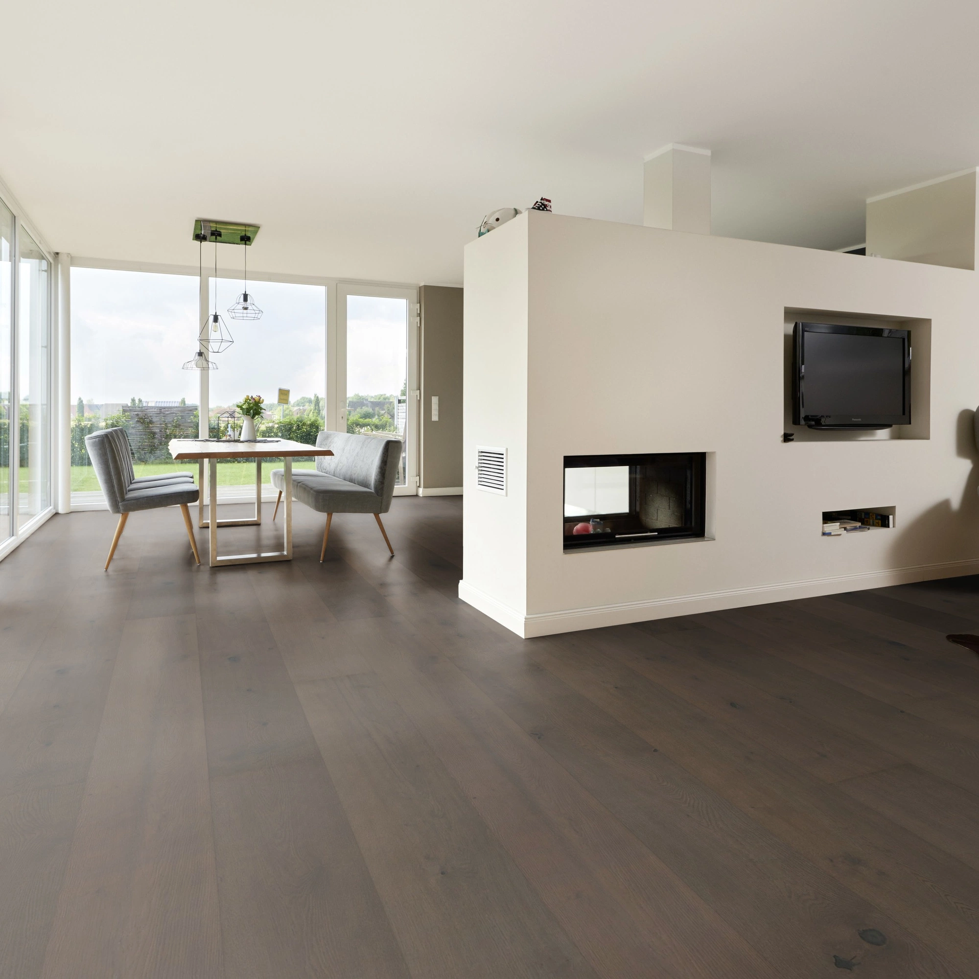 Milieubild Wohnzimmer mit Essbereich und Kamin - ter Hürne Holzboden Hywood EVO Noblesse Collection Eiche Sumava Milieubild Wohnzimmer mit Essbereich und Kamin - ter Hürne 1101281117