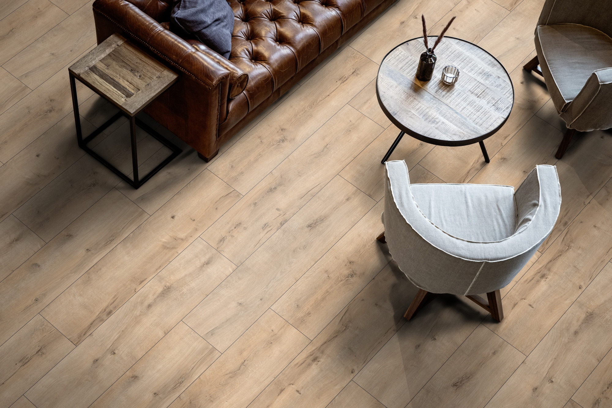 Milieubild Wohnzimmer mit Ledersofa - Blick von oben - ter Hürne Laminat Trend Edition Eiche Urban Milieubild Wohnzimmer mit Ledersofa - Blick von oben - ter Hürne 1101021824