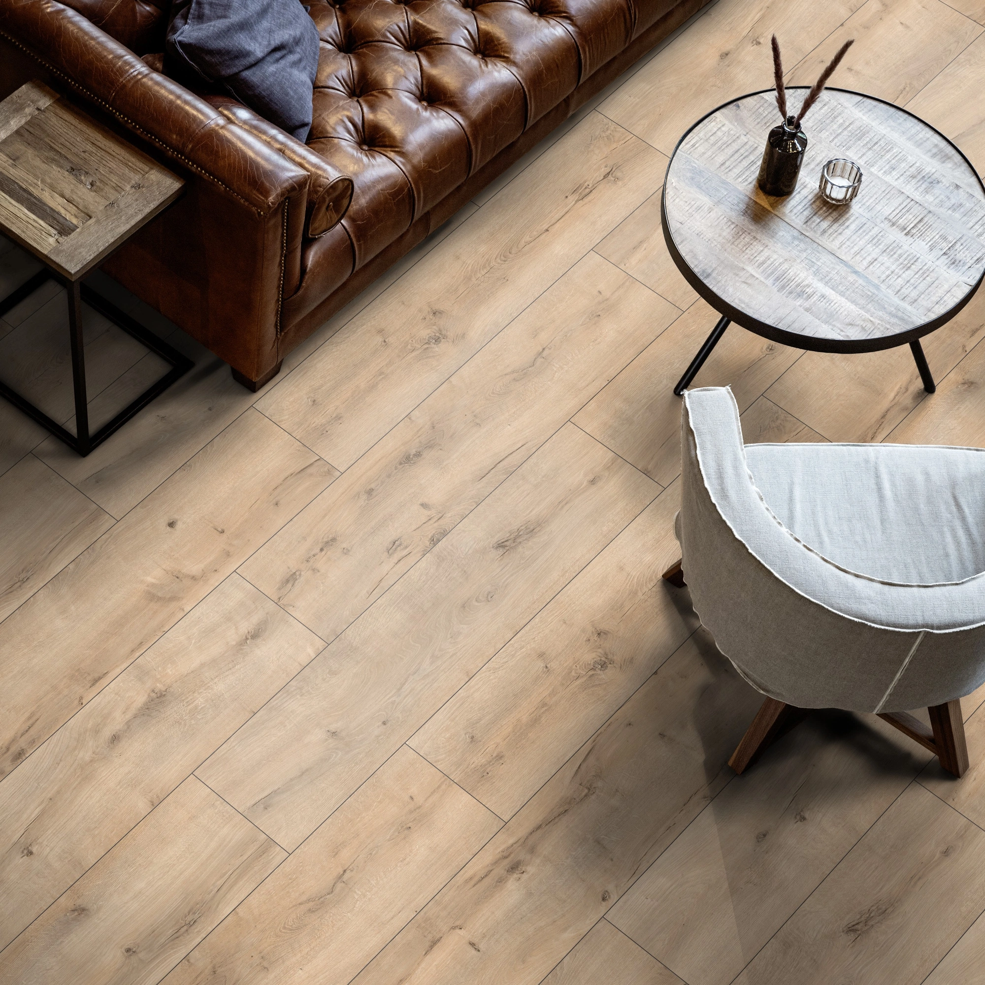 Milieubild Wohnzimmer mit Ledersofa - Blick von oben - ter Hürne Laminat Trend Edition Eiche Urban Milieubild Wohnzimmer mit Ledersofa - Blick von oben - ter Hürne 1101021824