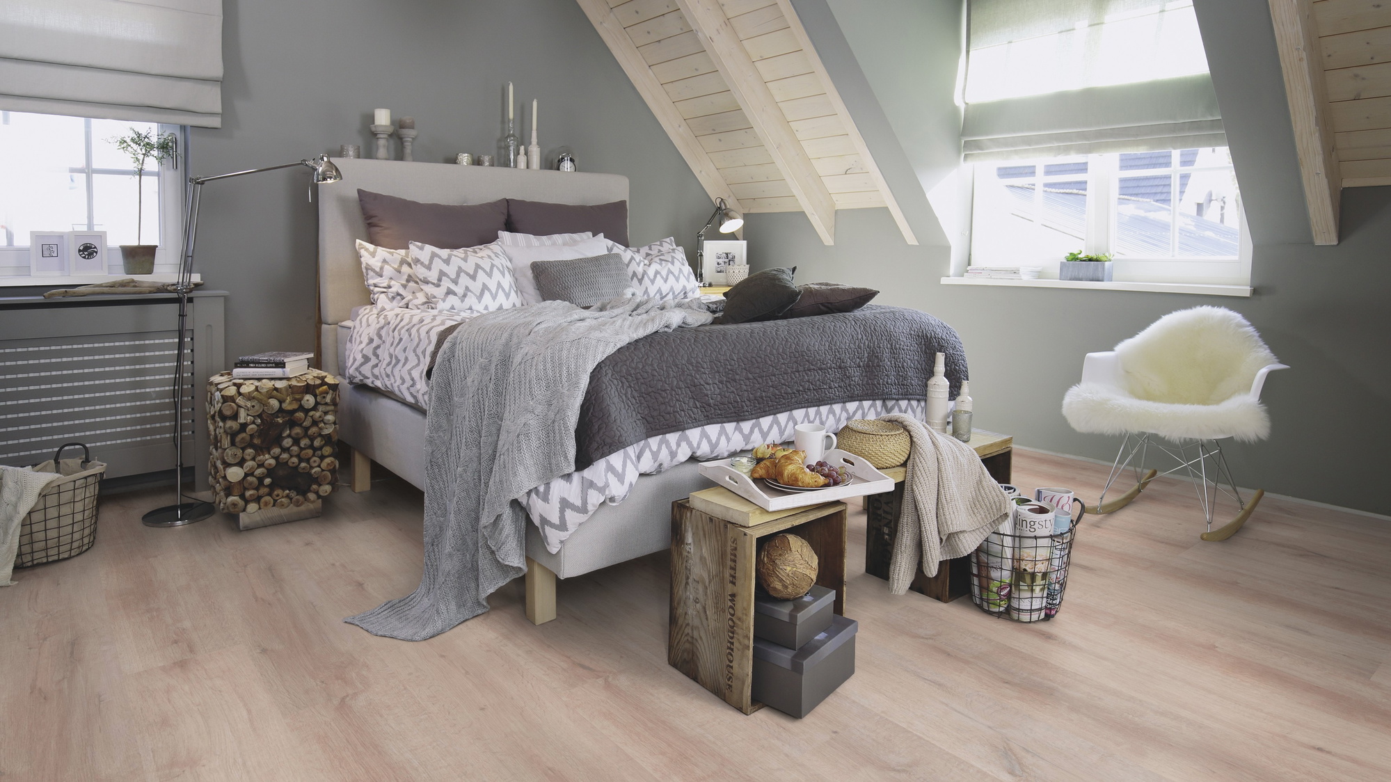 Milieubild Schlafzimmer im modernen Dachgeschoss - wineo Klebe-Bioboden PURLINE wineo 1000 wood XL Rustic Oak Taupe Milieubild Schlafzimmer im modernen Dachgeschoss - wineo PL313R