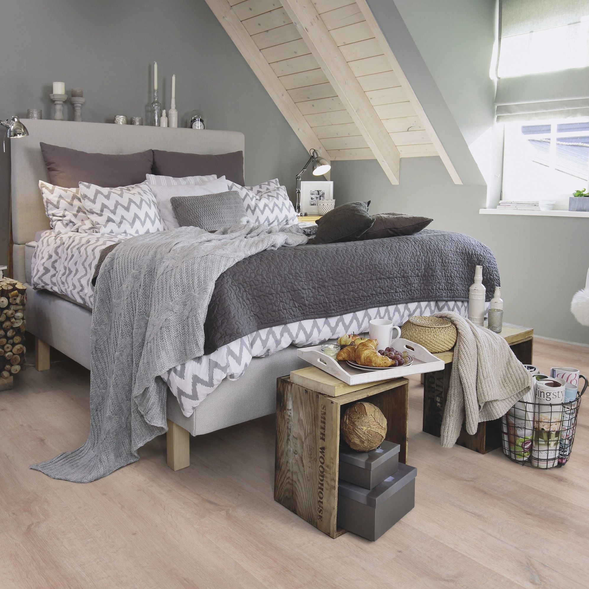 Milieubild Schlafzimmer im modernen Dachgeschoss - wineo Klebe-Bioboden PURLINE wineo 1000 wood XL Rustic Oak Taupe Milieubild Schlafzimmer im modernen Dachgeschoss - wineo PL313R