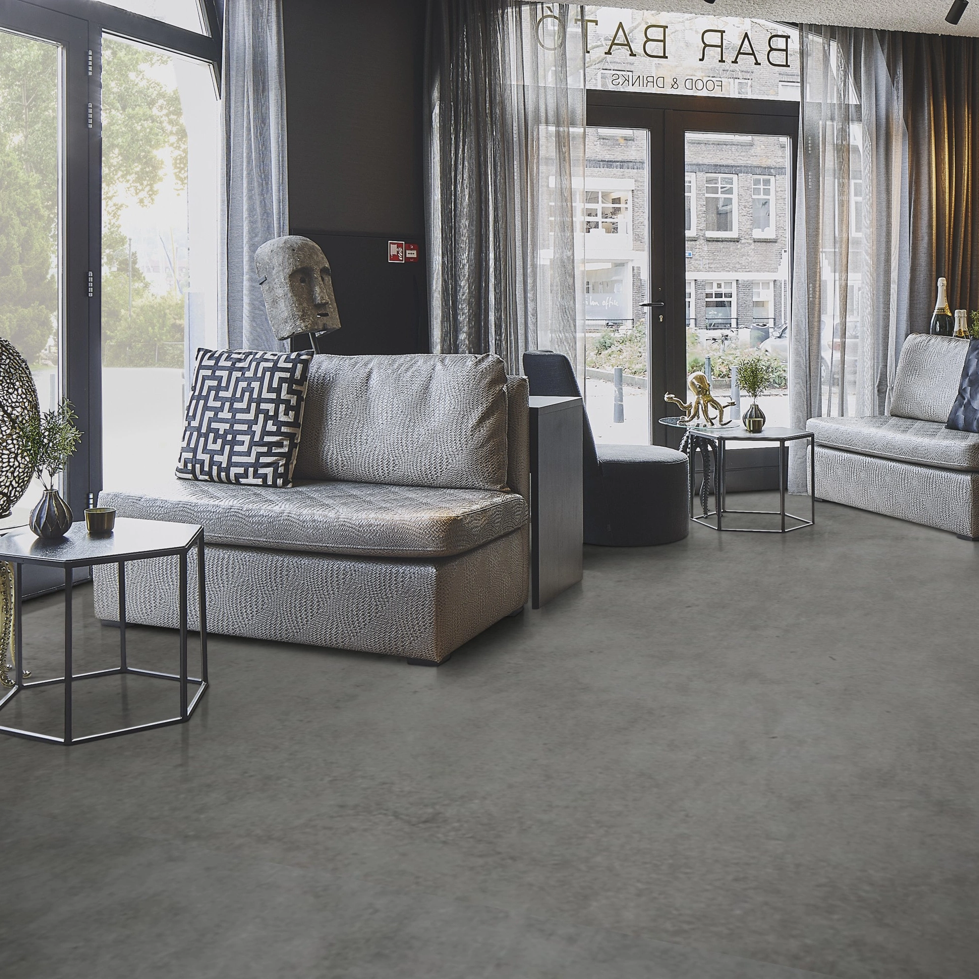 Milieubild Lounge in Hotelbar - Forbo Flooring Klebe-Vinyl Enduro Dryback Material Mid Concrete Milieubild Lounge in Hotelbar - Forbo Flooring 217638