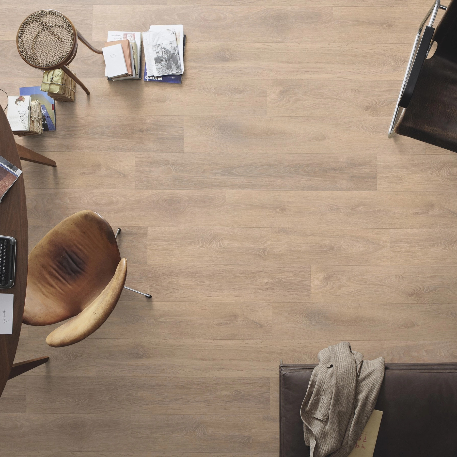 Milieubild Büro mit ovalem Tisch - Draufsicht - Meister Laminat LD 150 Eiche sand Milieubild Büro mit ovalem Tisch - Draufsicht - Meister 600017-1288198-07004