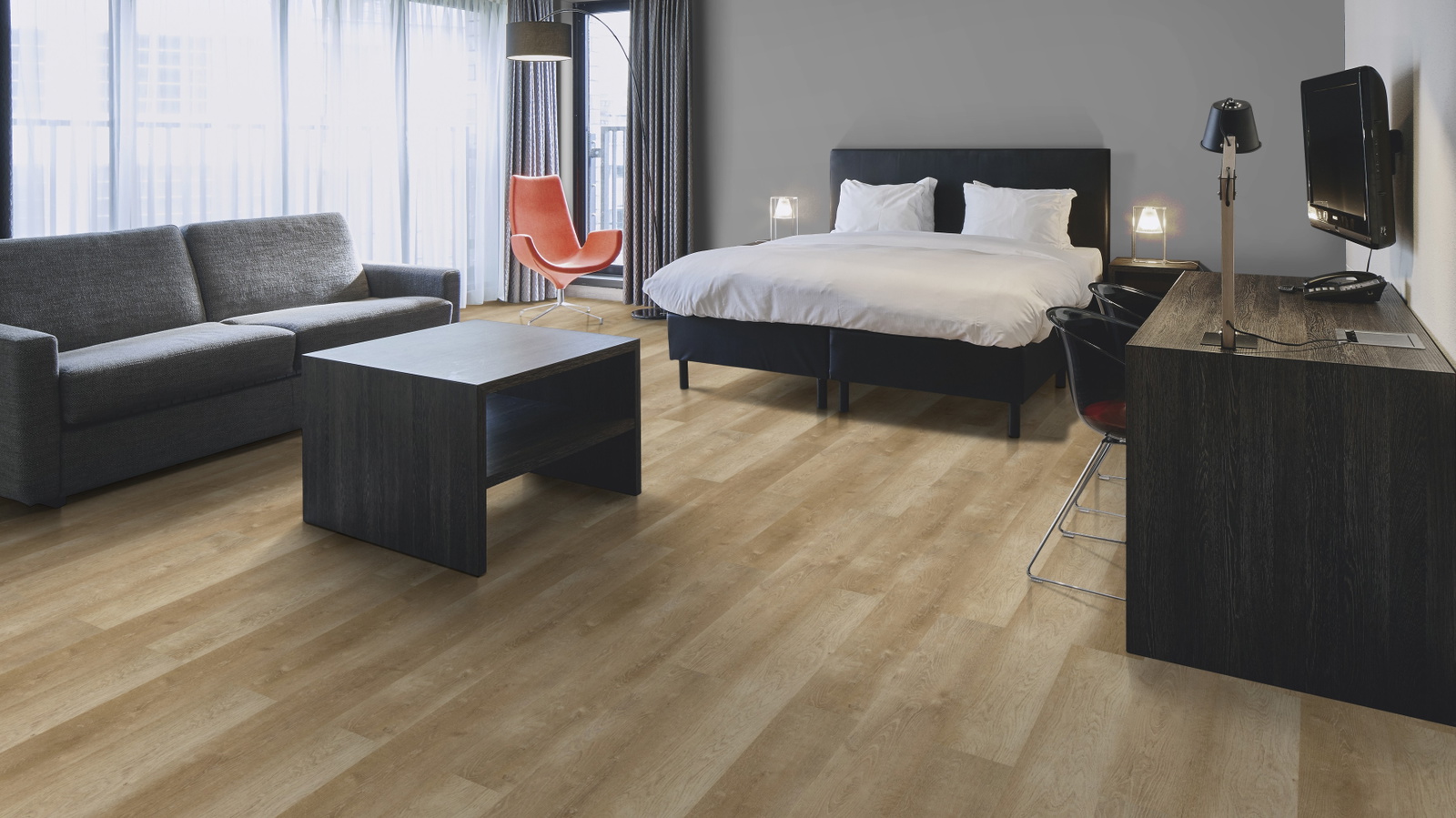 Milieubild Hotelzimmer mit Kingsize-Bett - Forbo Flooring 217631