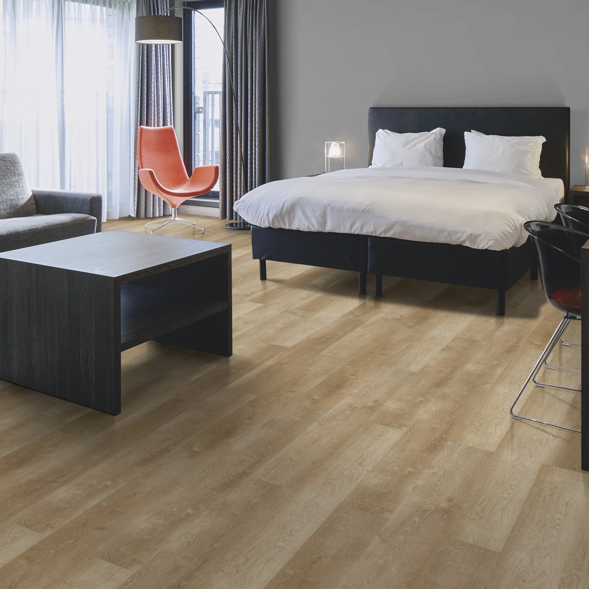 Milieubild Hotelzimmer mit Kingsize-Bett - Forbo Flooring Klebe-Vinyl Enduro Dryback Wood Natural Warm Oak Milieubild Hotelzimmer mit Kingsize-Bett - Forbo Flooring 217631
