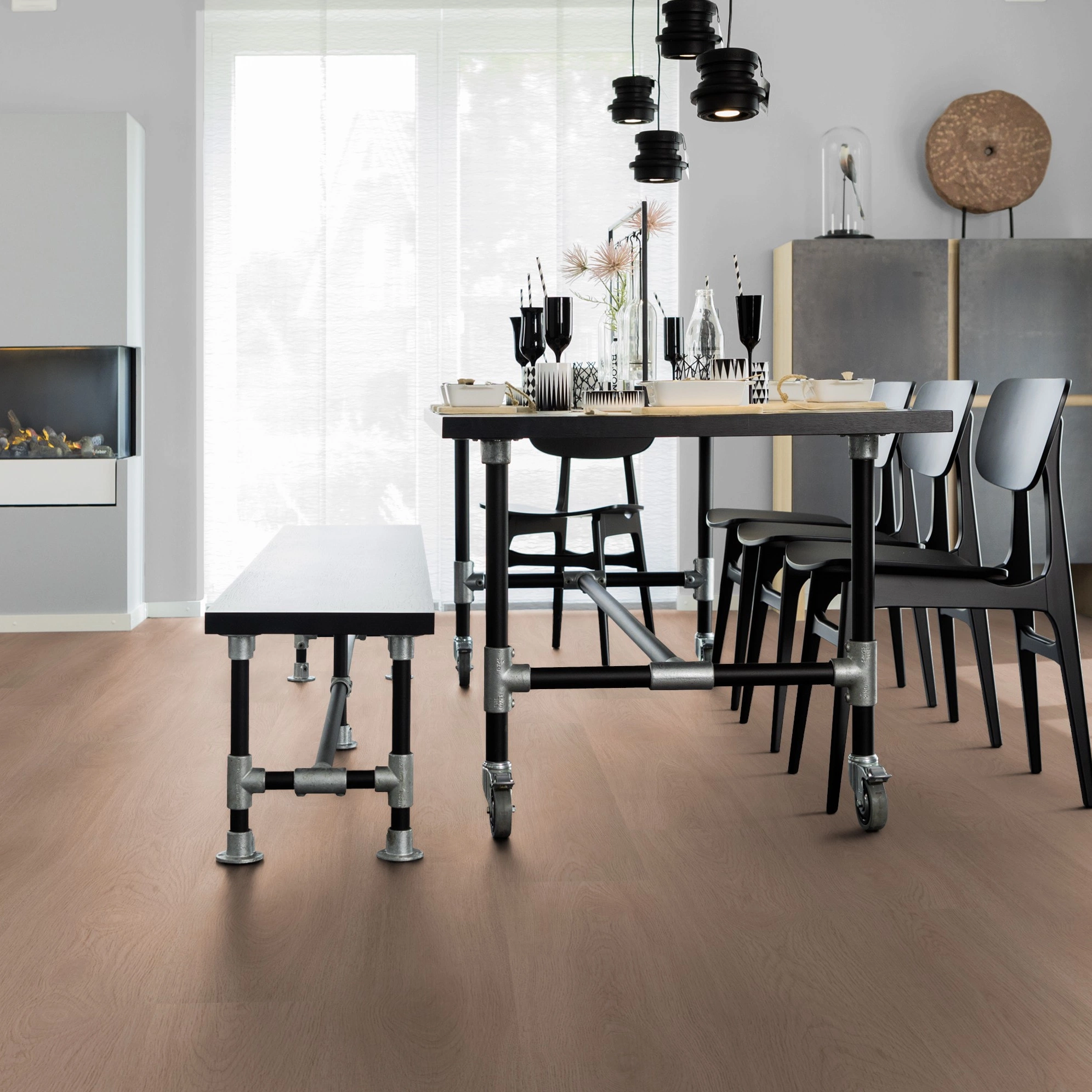 Milieubild Esszimmer mit Kamin - wineo Klebe-Bioboden PURLINE wineo 1000 wood XL Calm Oak Shell Milieubild Esszimmer mit Kamin - wineo PL306R