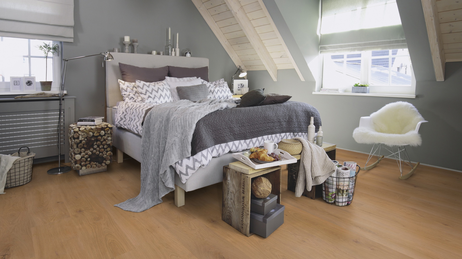 Milieubild Schlafzimmer im modernen Dachgeschoss - wineo MLP311R