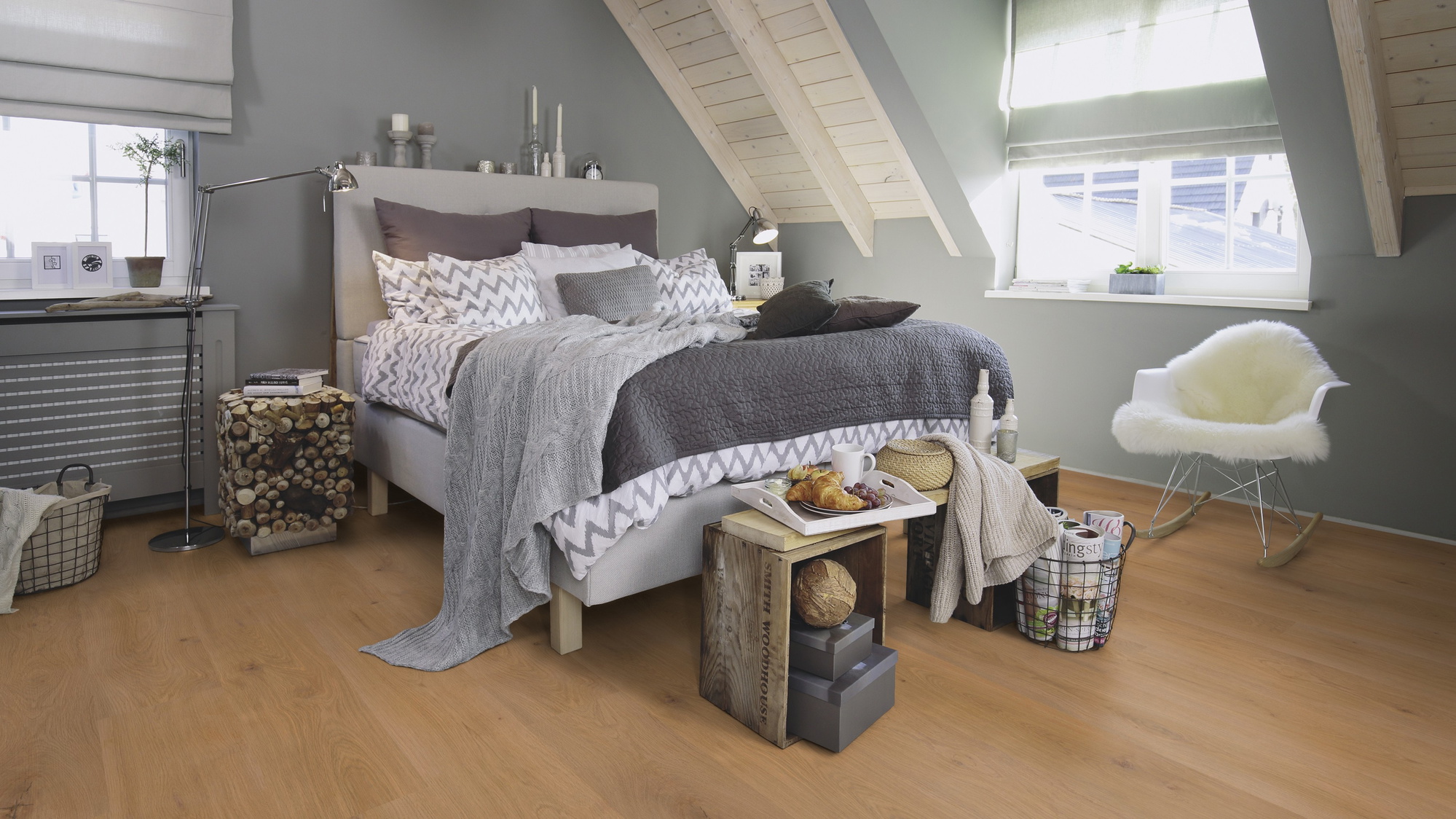 Milieubild Schlafzimmer im modernen Dachgeschoss - wineo MLP311R