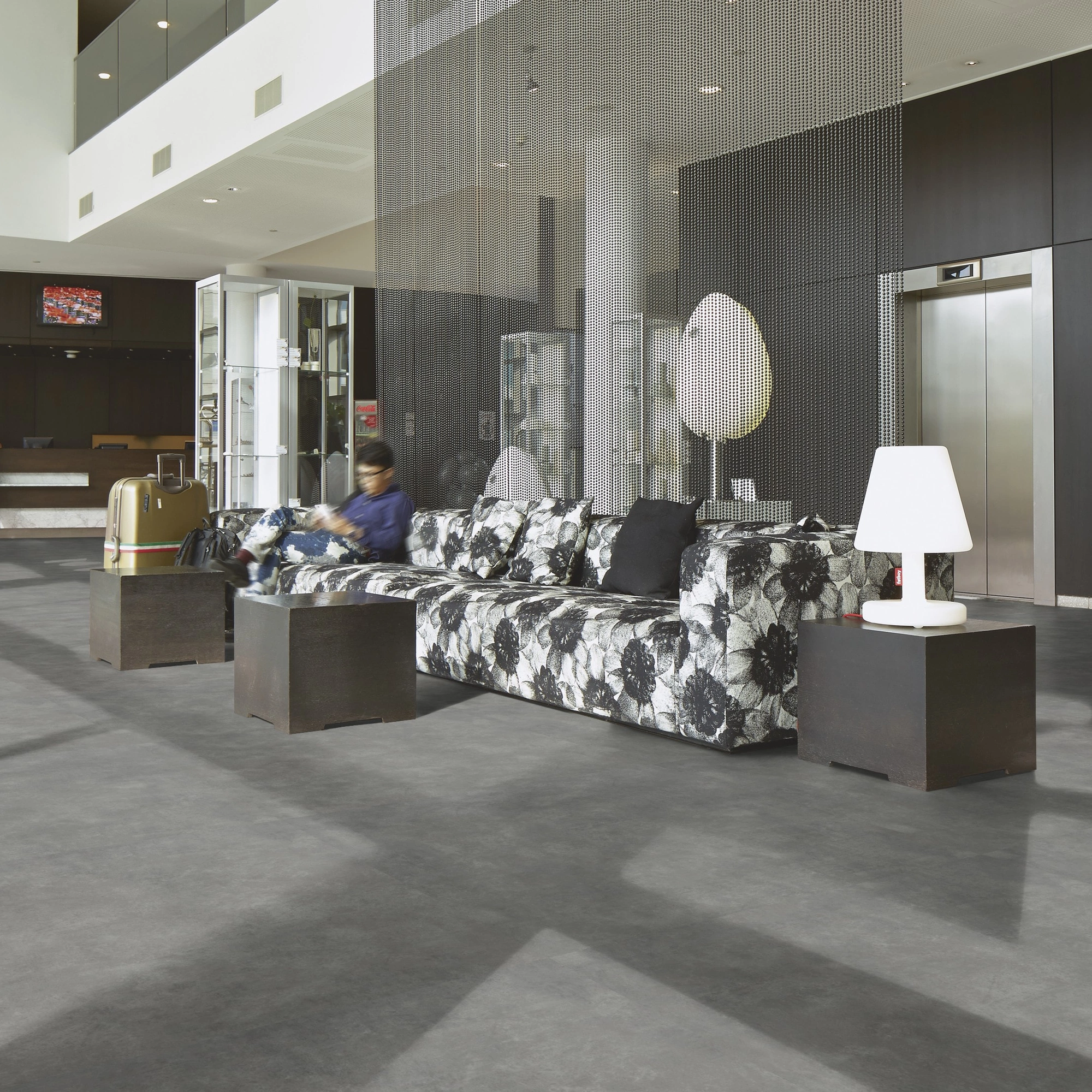 Milieubild Hotellobby mit Rezeption - Forbo Flooring Klebe-Vinyl Allura Dryback 0.55 Material Natural Concrete Milieubild Hotellobby mit Rezeption - Forbo Flooring 220179