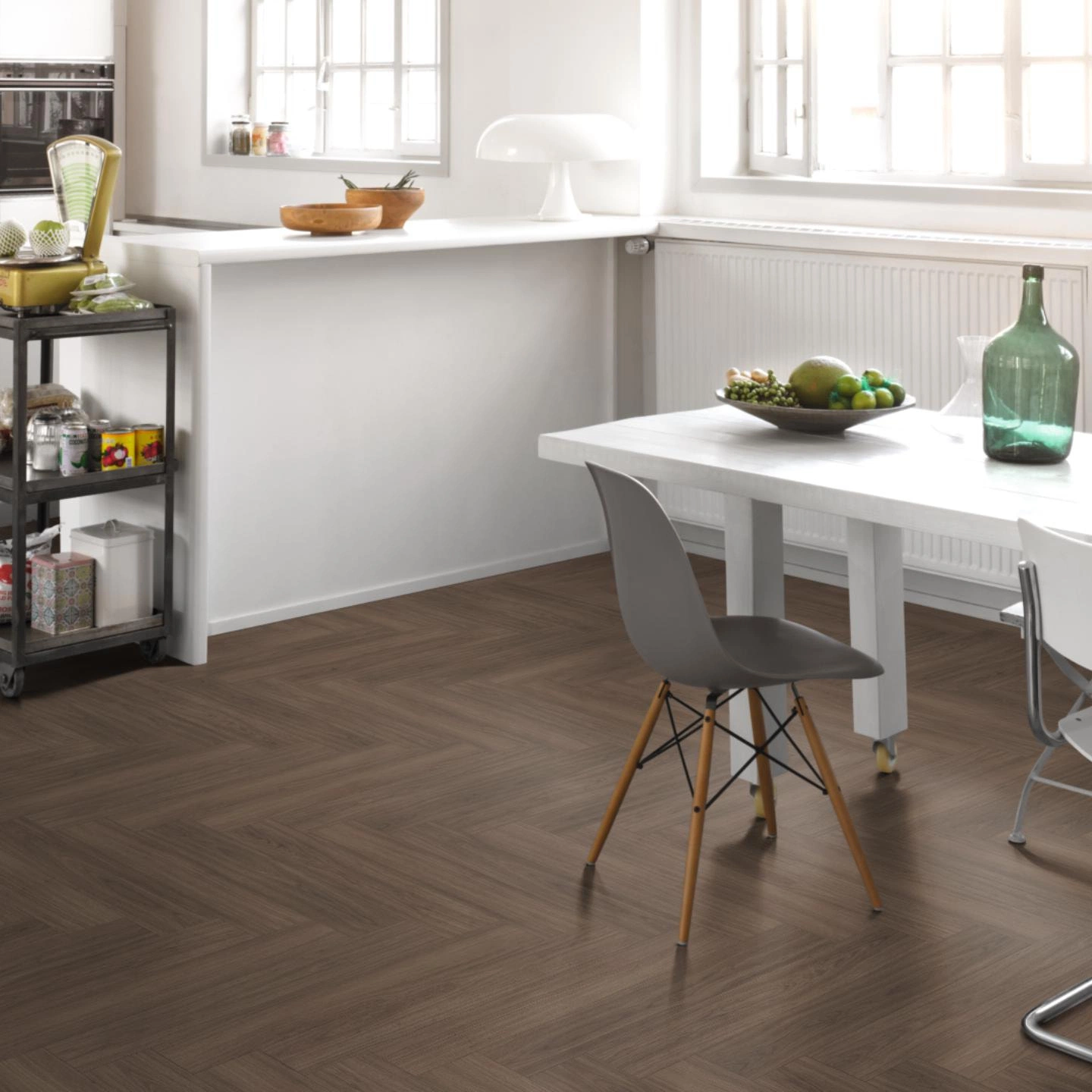 Milieubild Küche mit Essbereich - Parador HDF Klick-Designboden Modular ONE Fischgrät Eiche Artemis kaffeebraun Milieubild Küche mit Essbereich - Parador 1748738