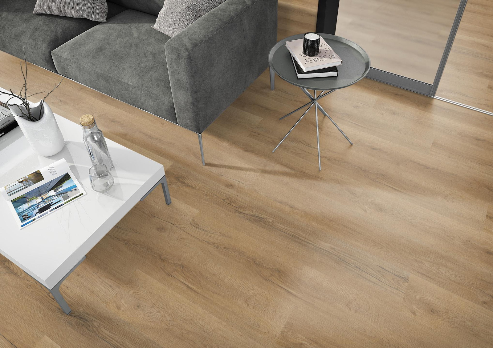 Milieubild Wohnzimmer - Sofa mit Beistelltisch und Glastür - nexflor NXF-60030-018