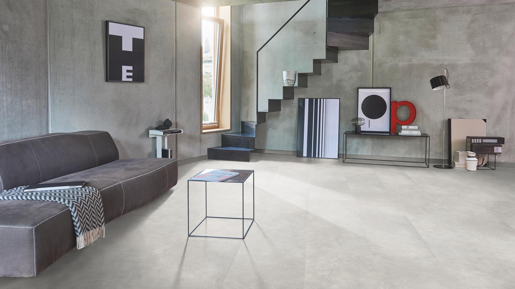 Milieubild Wohnzimmer im modernen Loft-Stil - Parador Laminat Trendtime 5 Beton hellgrau Milieubild Wohnzimmer im modernen Loft-Stil - Parador 1743595