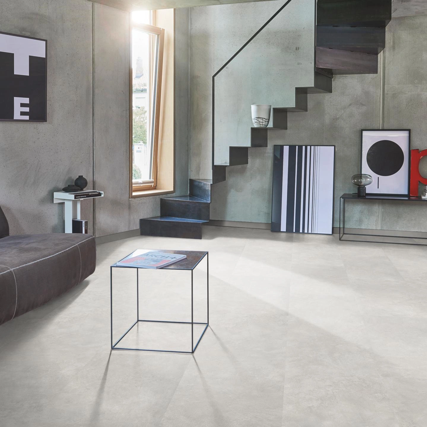 Milieubild Wohnzimmer im modernen Loft-Stil - Parador Laminat Trendtime 5 Beton hellgrau Milieubild Wohnzimmer im modernen Loft-Stil - Parador 1743595