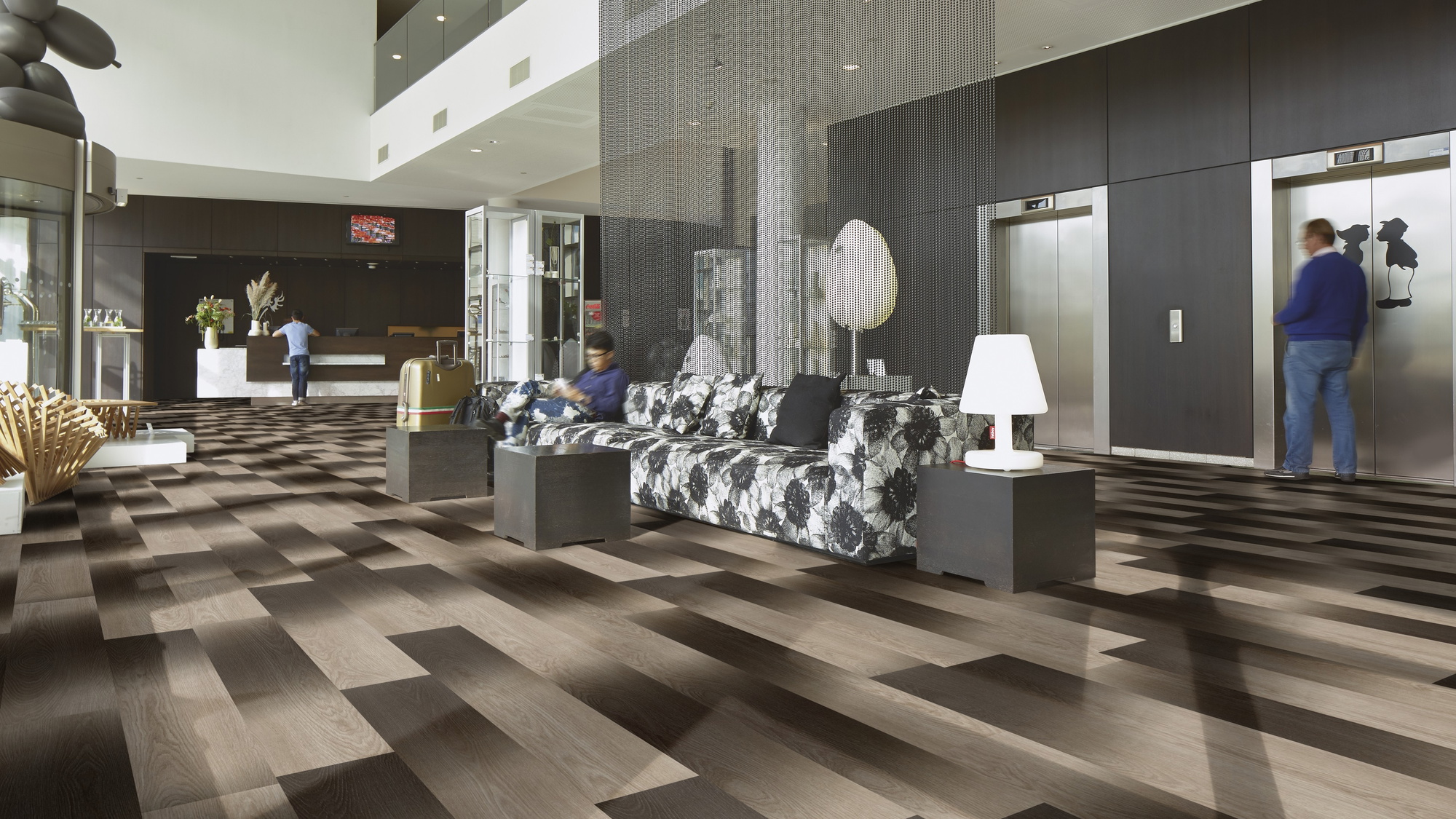 Milieubild Hotellobby mit Rezeption - Forbo Flooring Klebe-Vinyl Allura Dryback 0.55 Wood Light Timber Gradient Milieubild Hotellobby mit Rezeption - Forbo Flooring 243621