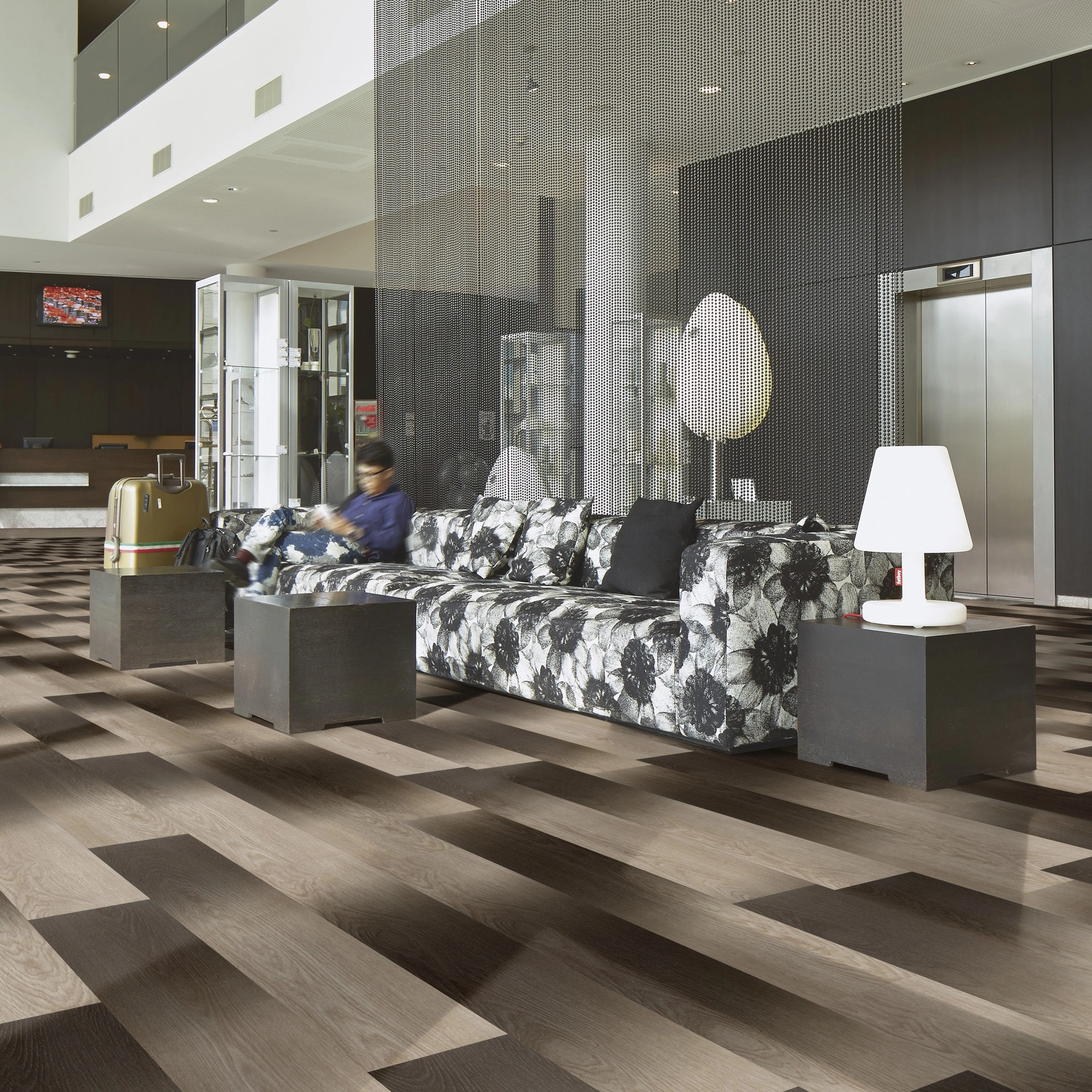 Milieubild Hotellobby mit Rezeption - Forbo Flooring Klebe-Vinyl Allura Dryback 0.55 Wood Light Timber Gradient Milieubild Hotellobby mit Rezeption - Forbo Flooring 243621